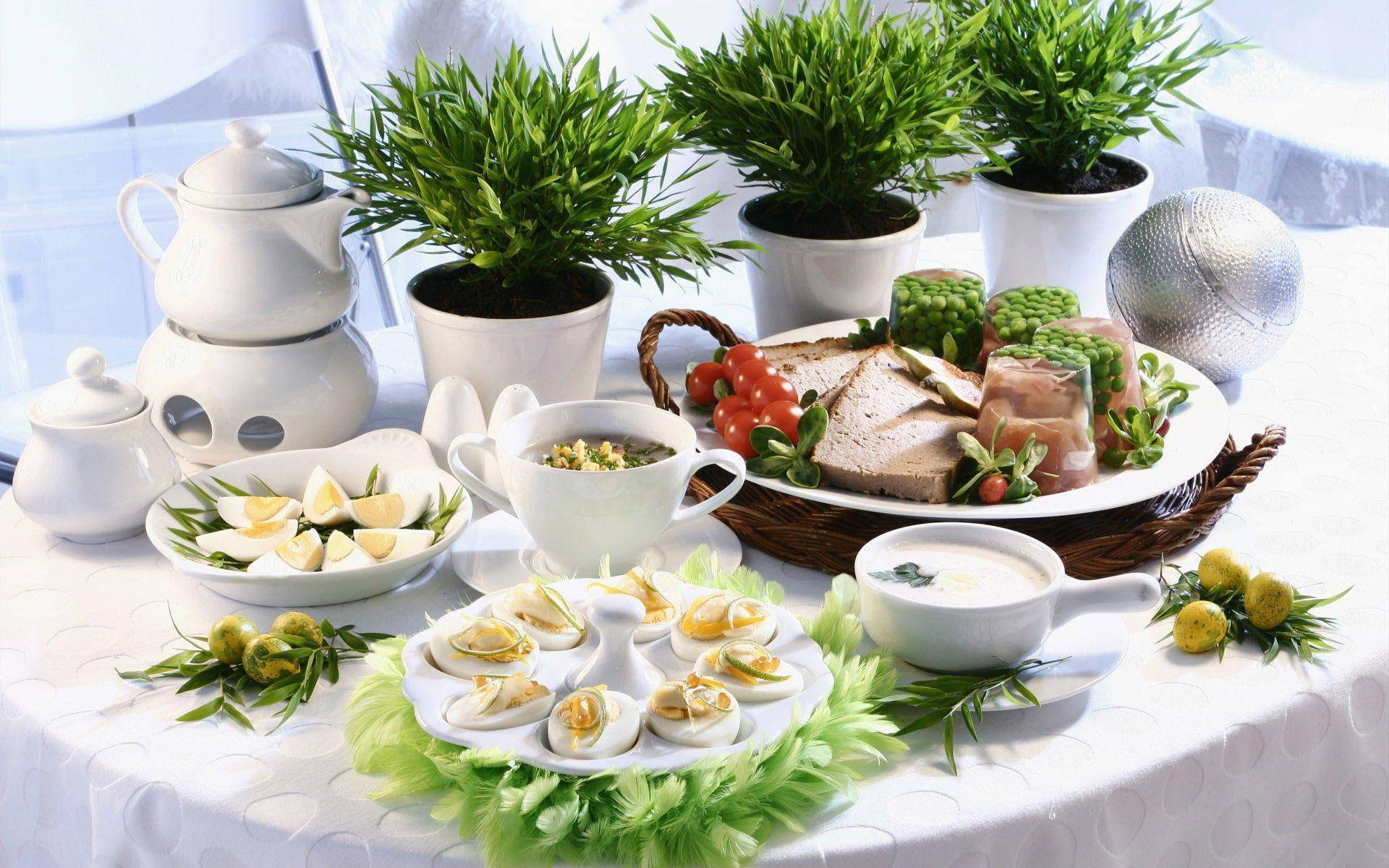 Food Photography 桌布 壁紙 — 一張明亮的餐桌，擺放著白色陶瓷盤，盛裝惡魔蛋湯和切片肉類，並以新鮮蔬菜和櫻桃番茄裝飾。