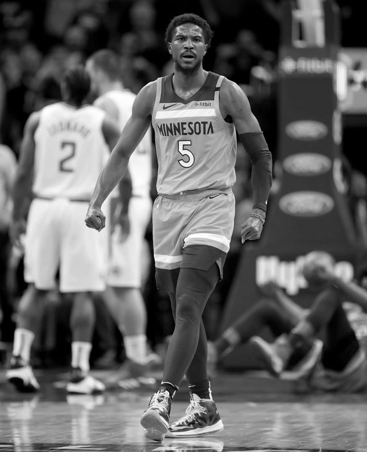 明尼蘇達灰狼隊5號球員在黑白籃球場上行走。 — NBA 壁紙