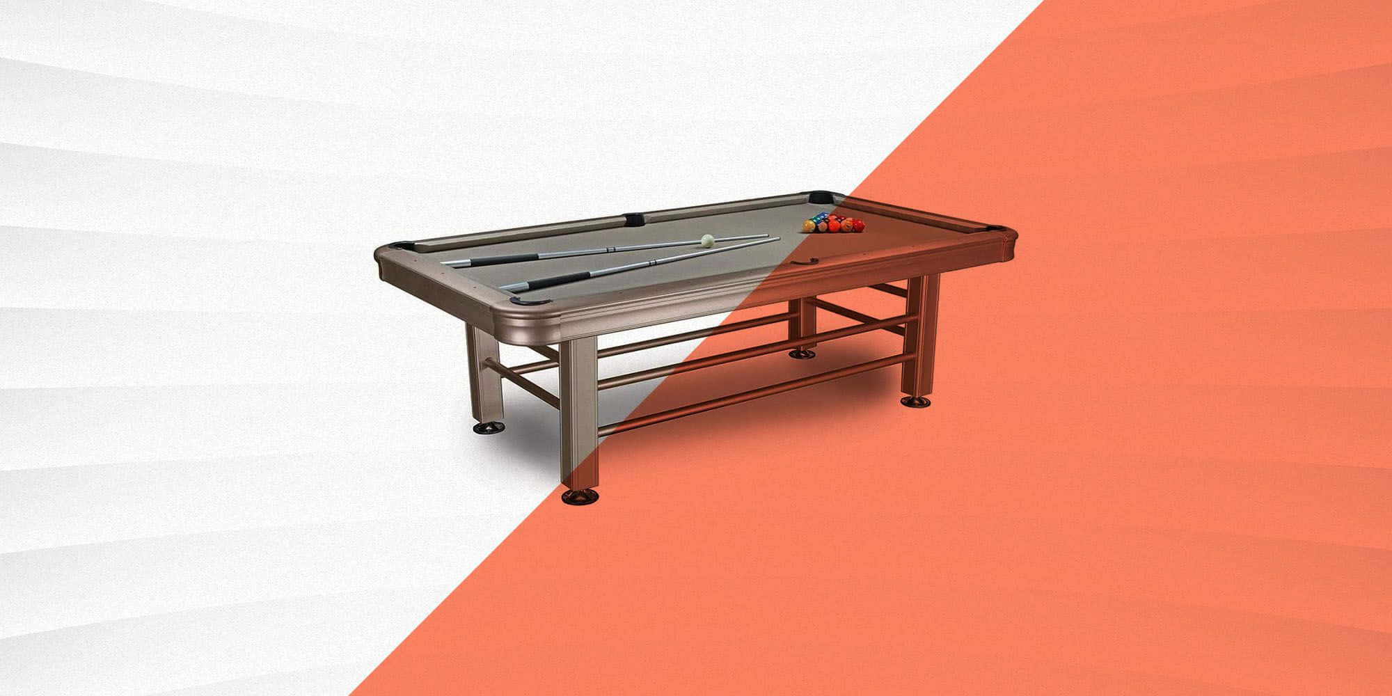 table 桌布 壁紙 — 一張時尚的撞球桌，配備球桿和球，置於白色和橙色紋理背景的鮮明對角分割中央。