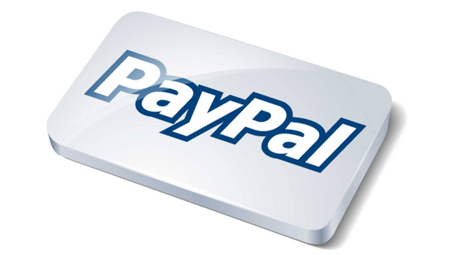 PayPal 桌布 壁紙 — 一張時尚的白色長方形卡，上面有粗體藍色字體的PayPal標誌，傾斜在純白色背景上。