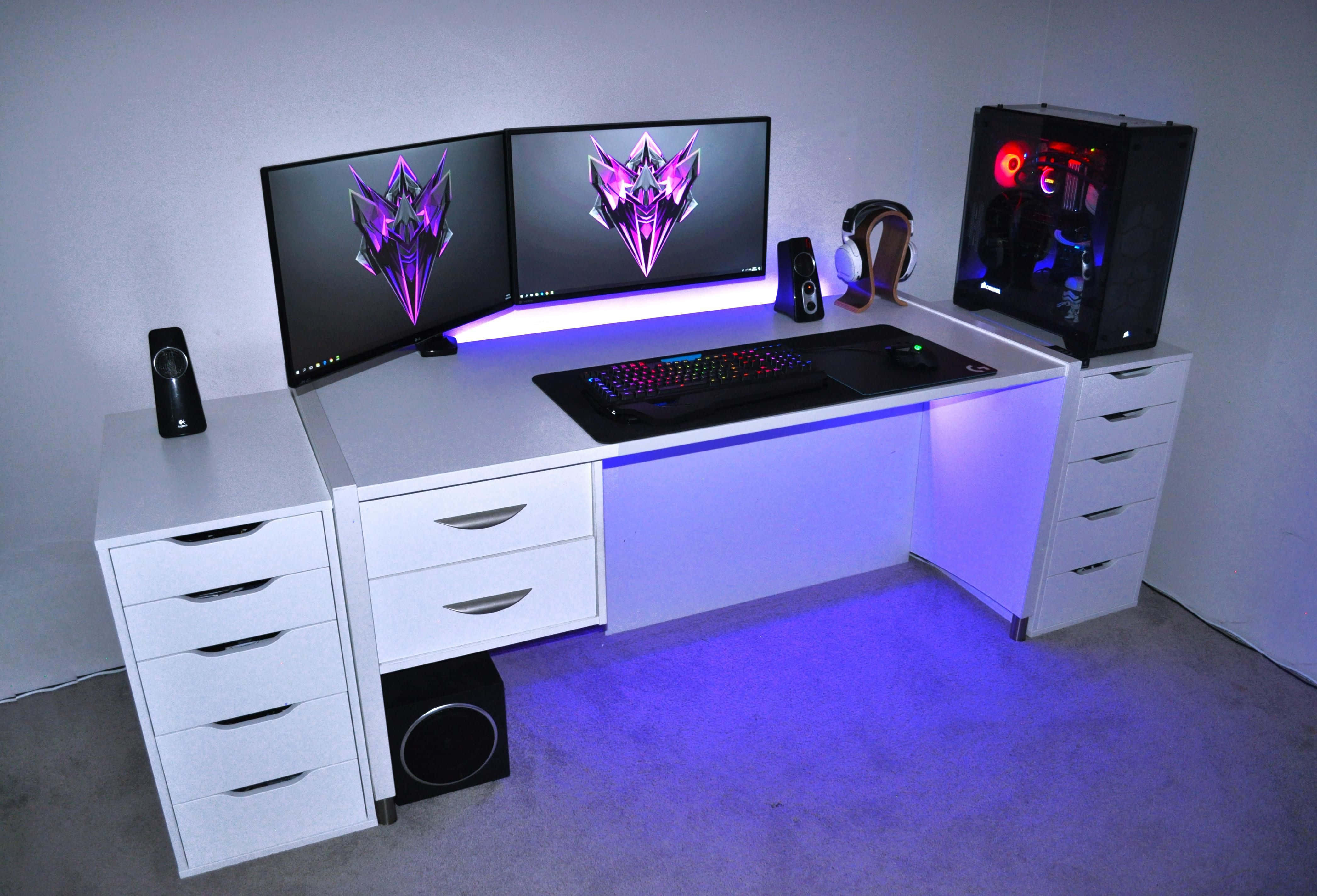 Gaming Pc Setup 桌布 壁紙 — 一張時尚的白色電競桌，配備雙顯示器發出紫色光芒、發光鍵盤，以及透明PC機箱帶有紅色燈光，在地板上投射出藍色環境光。