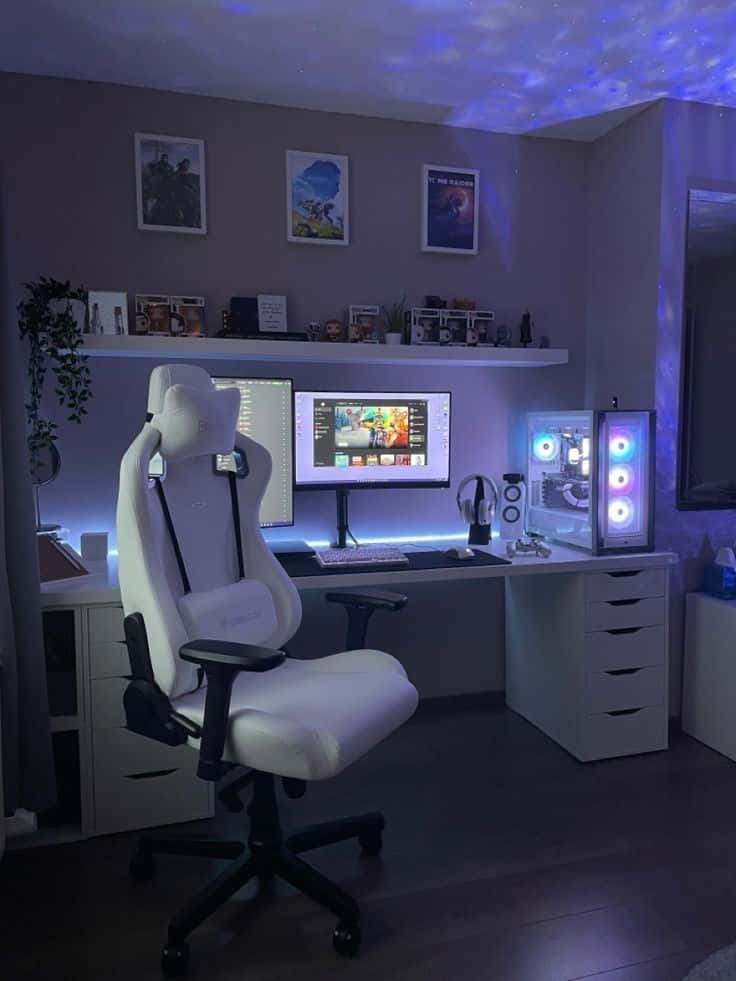Gaming Accessories 桌布 壁紙 — 一張時尚的白色電競椅放在昏暗的房間中，被桌面設置和天花板星空投影的藍色LED光芒所籠罩。