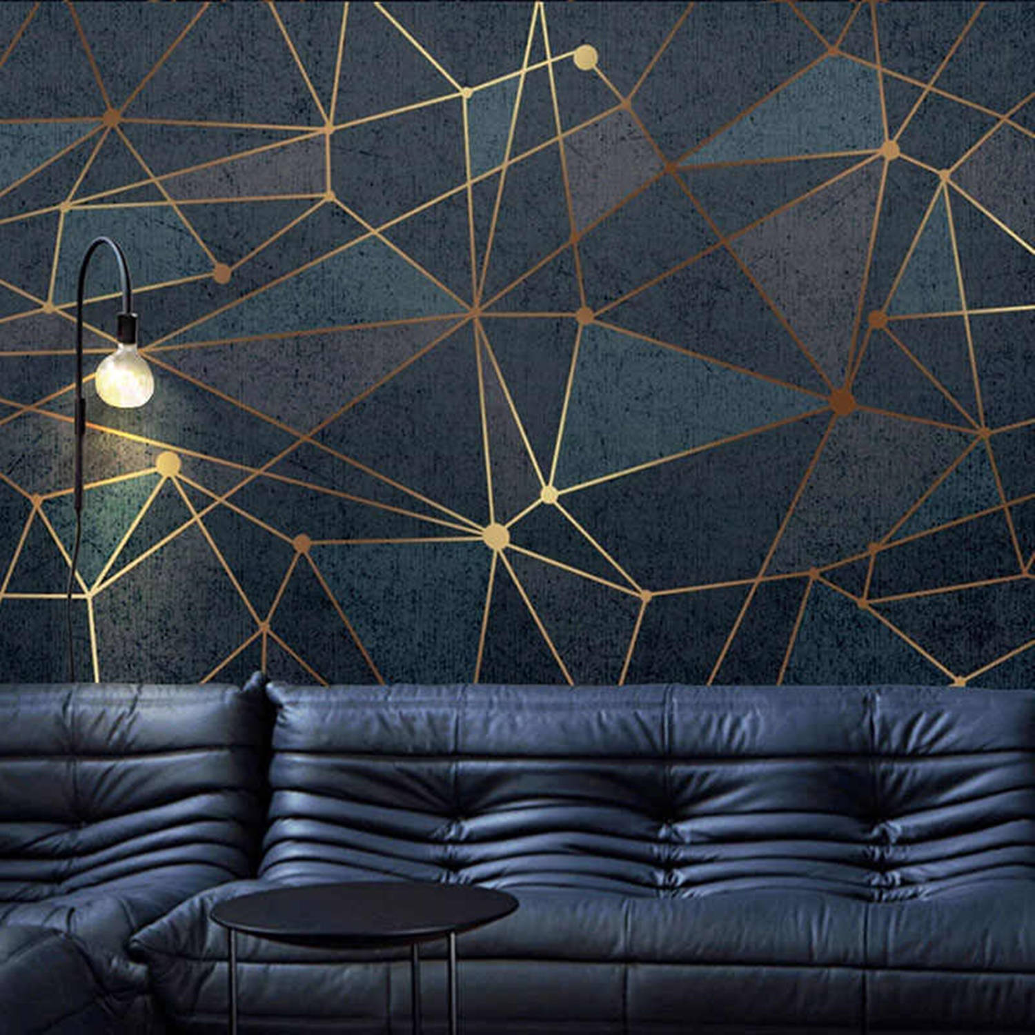 Interior Design 桌布 壁紙 — 一張時尚的黑色皮革沙發放在深藍色牆壁前，牆上裝飾著發光的金色幾何線條和圓點。