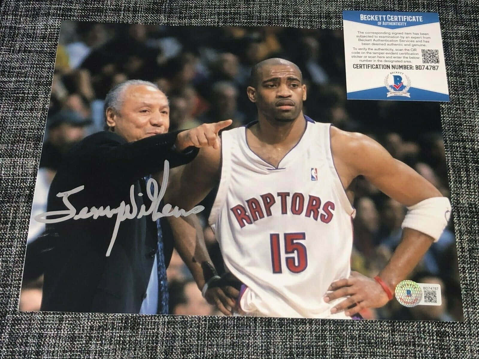 Coach 桌布 壁紙 — 一張有Beckett認證貼紙、多倫多暴龍隊球衣的文斯·卡特在籃球比賽中手指指向的簽名照片。