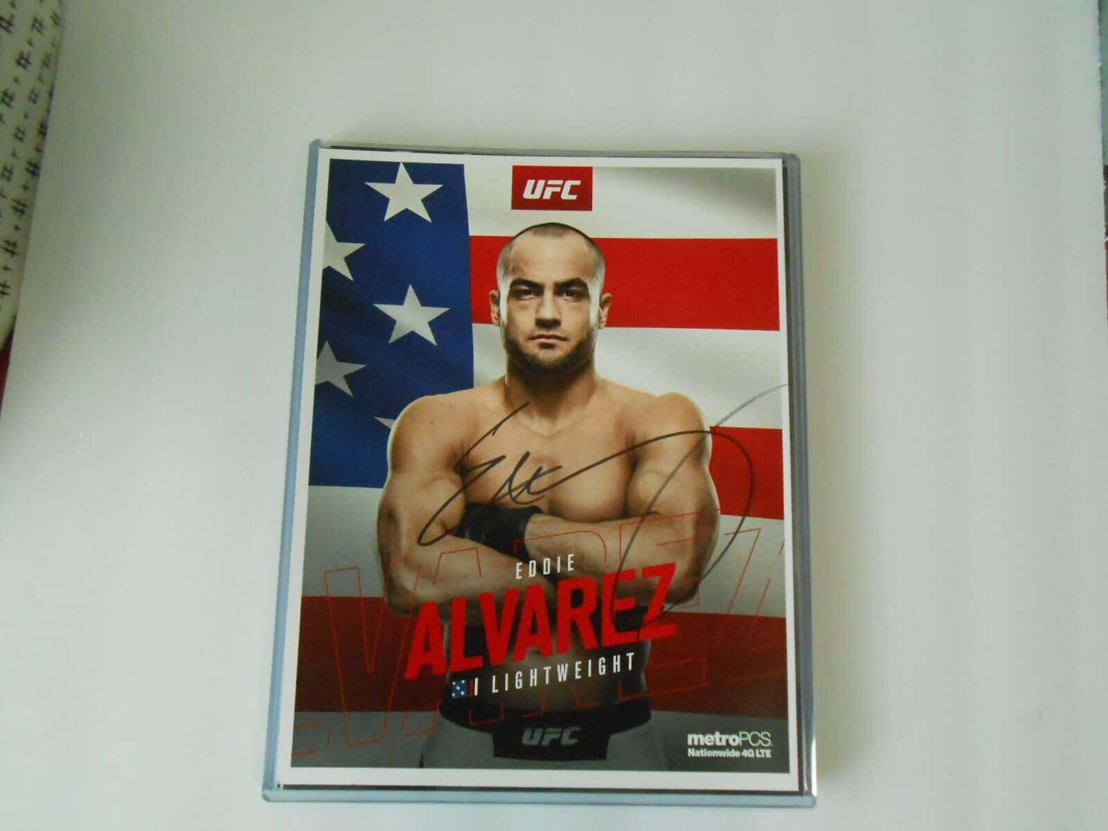 poster 桌布 壁紙 — 一張有Eddie Alvarez親筆簽名的UFC拳手卡，背景為美國國旗，並帶有粗體紅色文字。