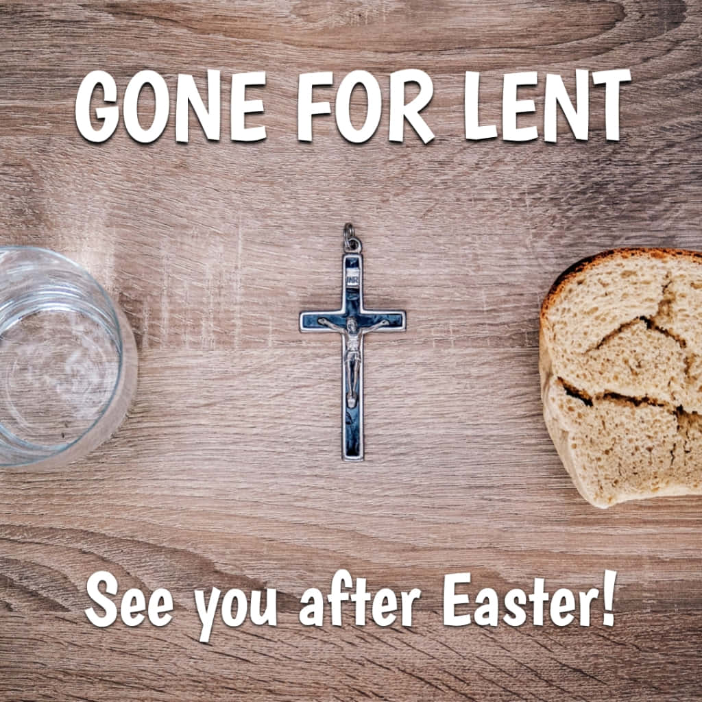 Lent 桌布 壁紙 — 一張木桌上放著一個十字架、一片麵包和一杯水，並有文字宣佈四旬期齋戒。