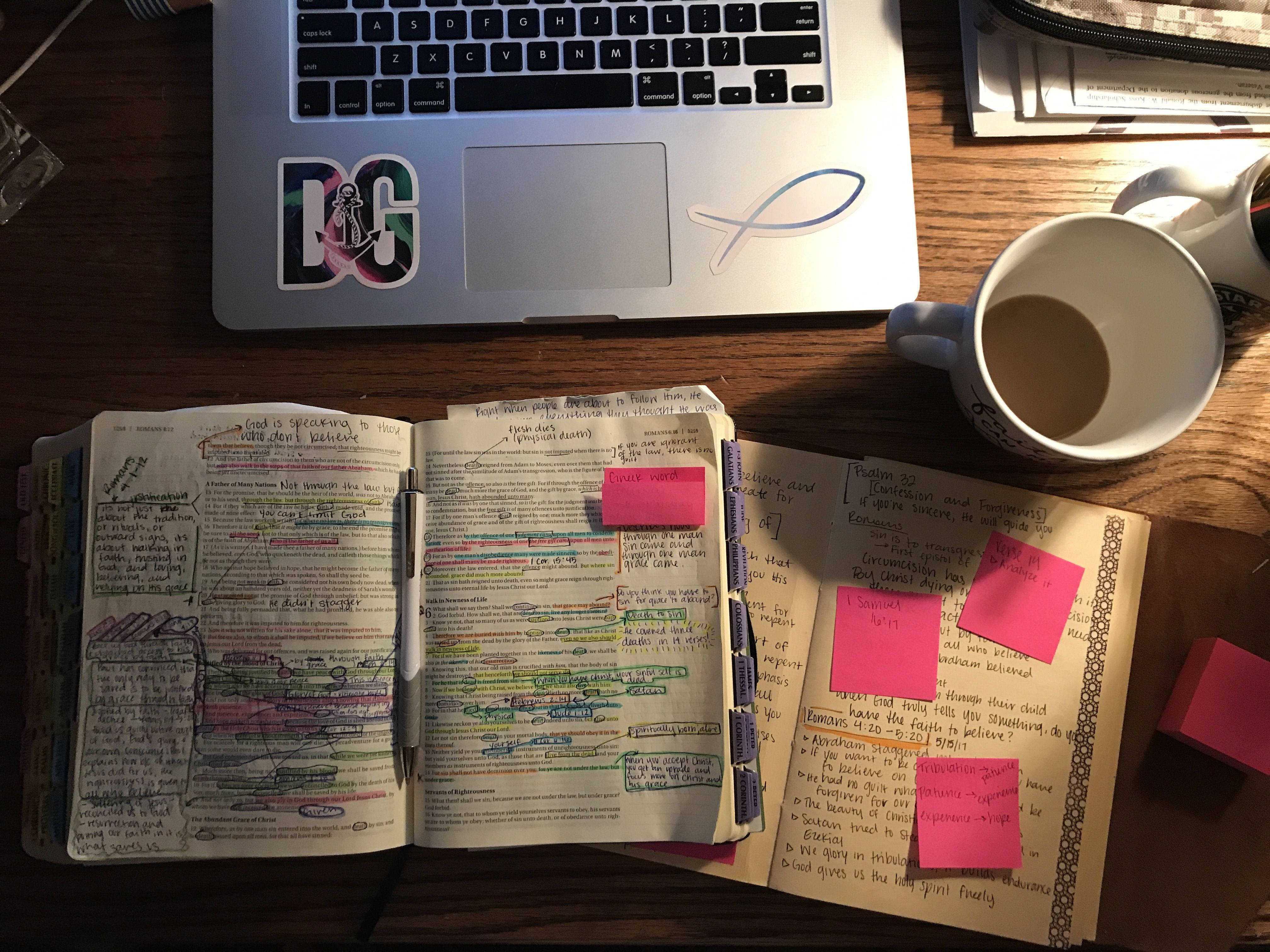 Study Aesthetic 桌布 壁紙 — 一張木桌上放著一本打開的筆記本，裡面充滿了色彩繽紛的手寫筆記和粉紅色便條紙，旁邊有一部筆記型電腦和半滿的咖啡杯。