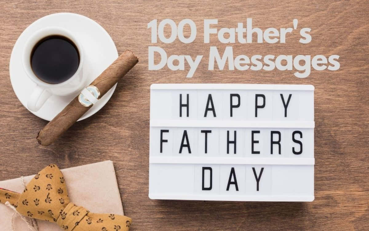 Fathers Day 桌布 壁紙 — 一張木桌上放著一杯咖啡、一支雪茄、一個寫著 happy fathers day 的發光盒子和一條有圖案的領結。
