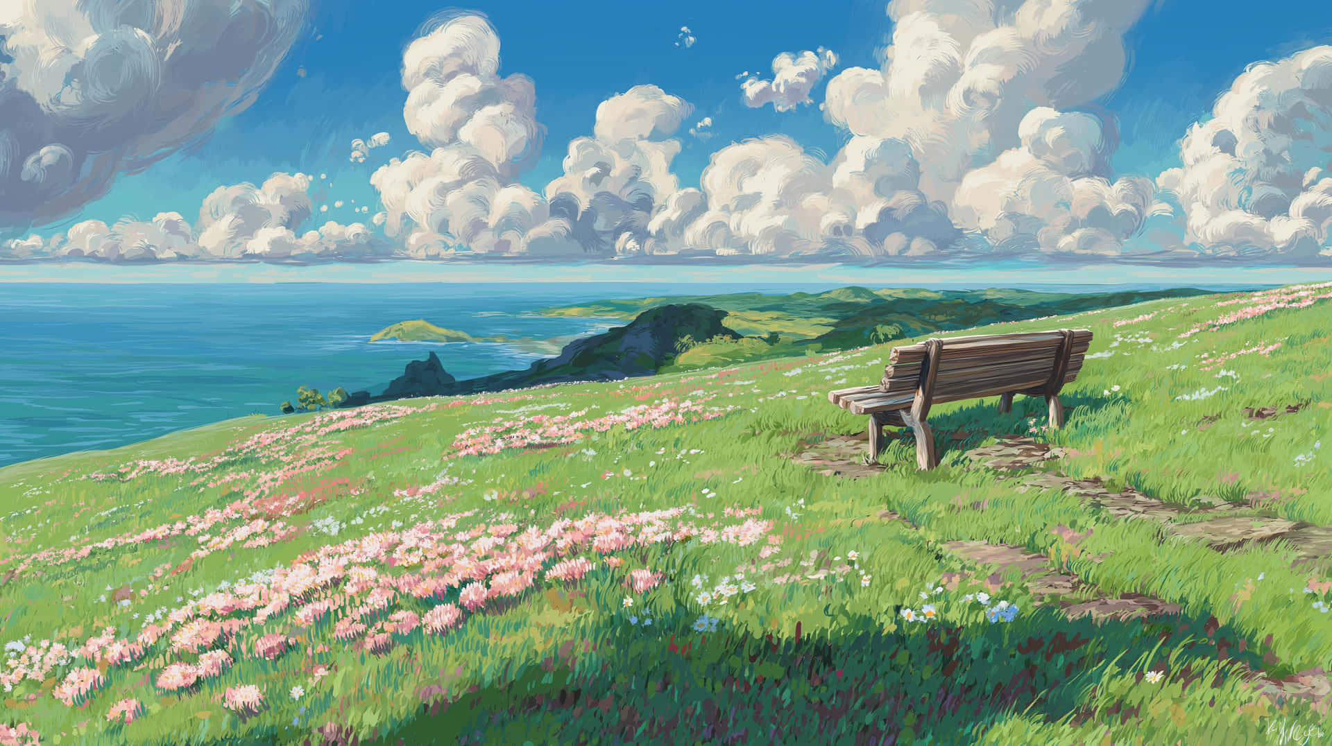 Serene Coastal Vista with Bench, Blossoms, and Ocean View 壁紙 — 一張木製長椅獨自坐在陽光明媚的草地上，草地上點綴著粉紅色和白色的花朵，俯瞰著廣闊的藍色海洋，天空佈滿蓬鬆的白雲。
