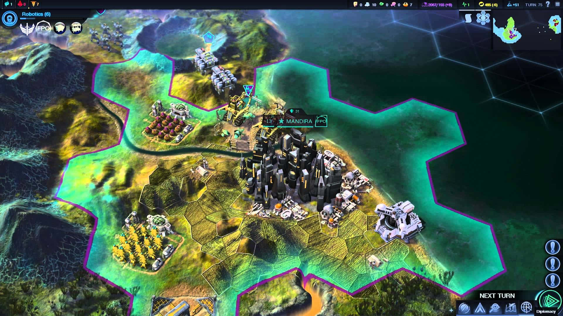 Civilization Beyond Earth 桌布 壁紙 — 一張未來主義策略遊戲地圖，展示了一座建立在六邊形地形上的廣闊城市，帶有發光的青綠色邊界和周圍的自然景觀。