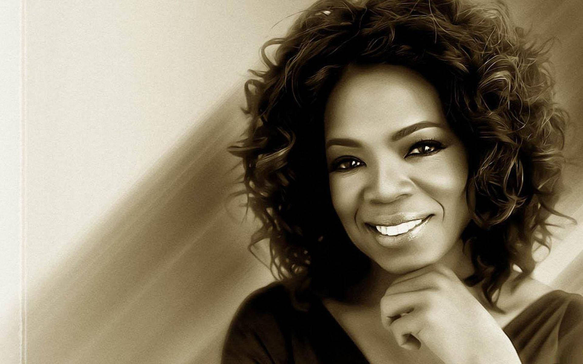 Oprah 桌布 壁紙 — 一張柔和光線牆壁前，微笑捲髮女性托腮的棕褐色調肖像。