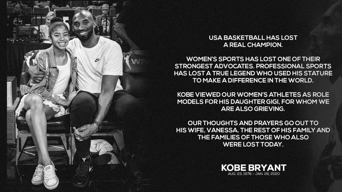 Kobe And Gigi 桌布 壁紙 — 一張柯比·布萊恩與女兒吉吉在籃球場座位上微笑的黑白照片，帶有紀念文字疊加。