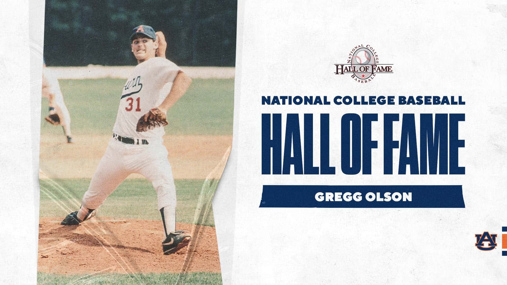 College Baseball 桌布 壁紙 — 一張棒球投手 Gregg Olson 在泥土投手丘上投球中的復古照片，帶有 'National College Baseball Hall of Fame' 文字疊加。