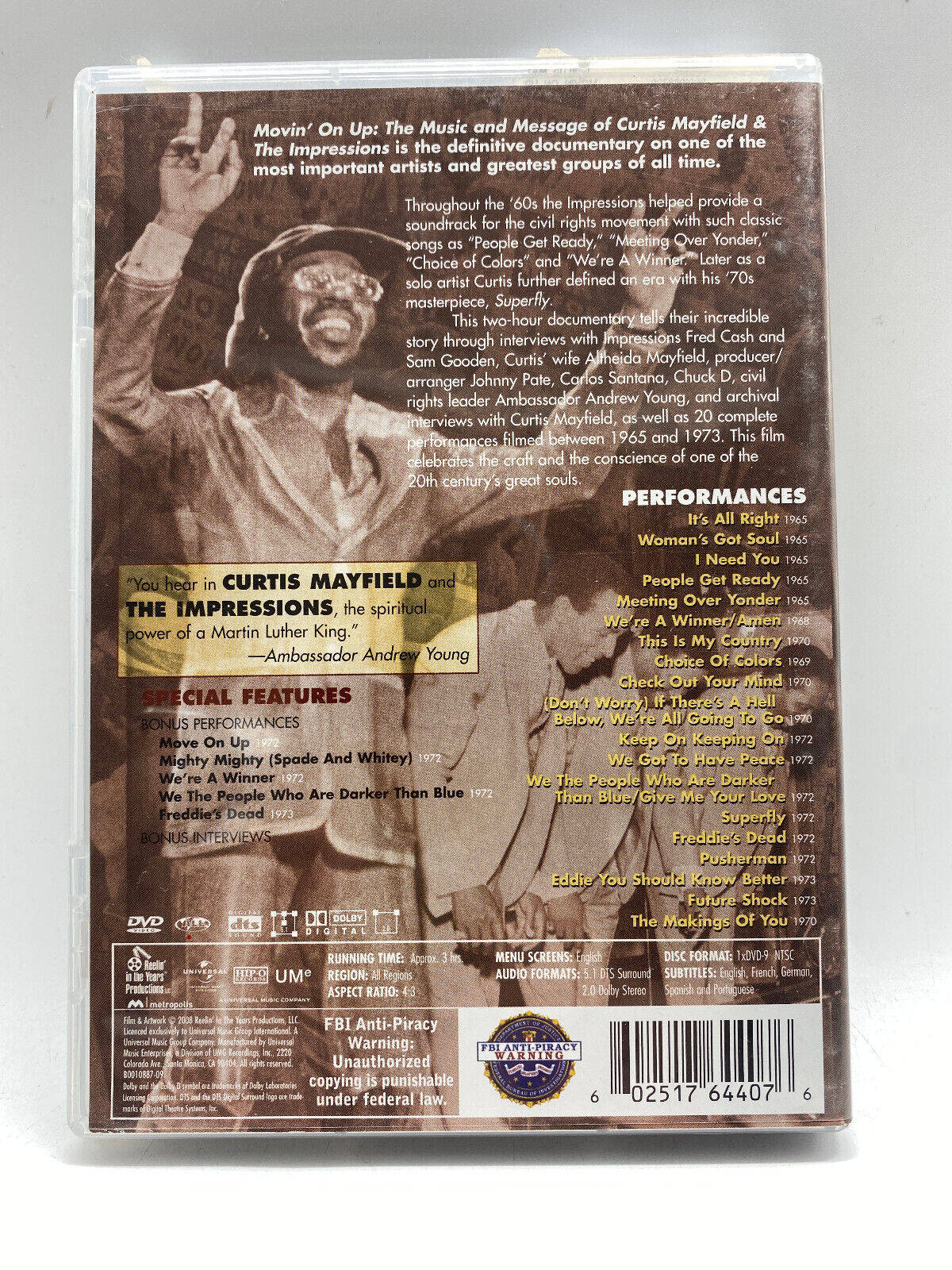 Entertainment 桌布 壁紙 — 一張棕褐色調的DVD封面，Curtis Mayfield熱情地唱歌，雙手高舉，背景是詳細介紹他的音樂和民權遺產的文字。