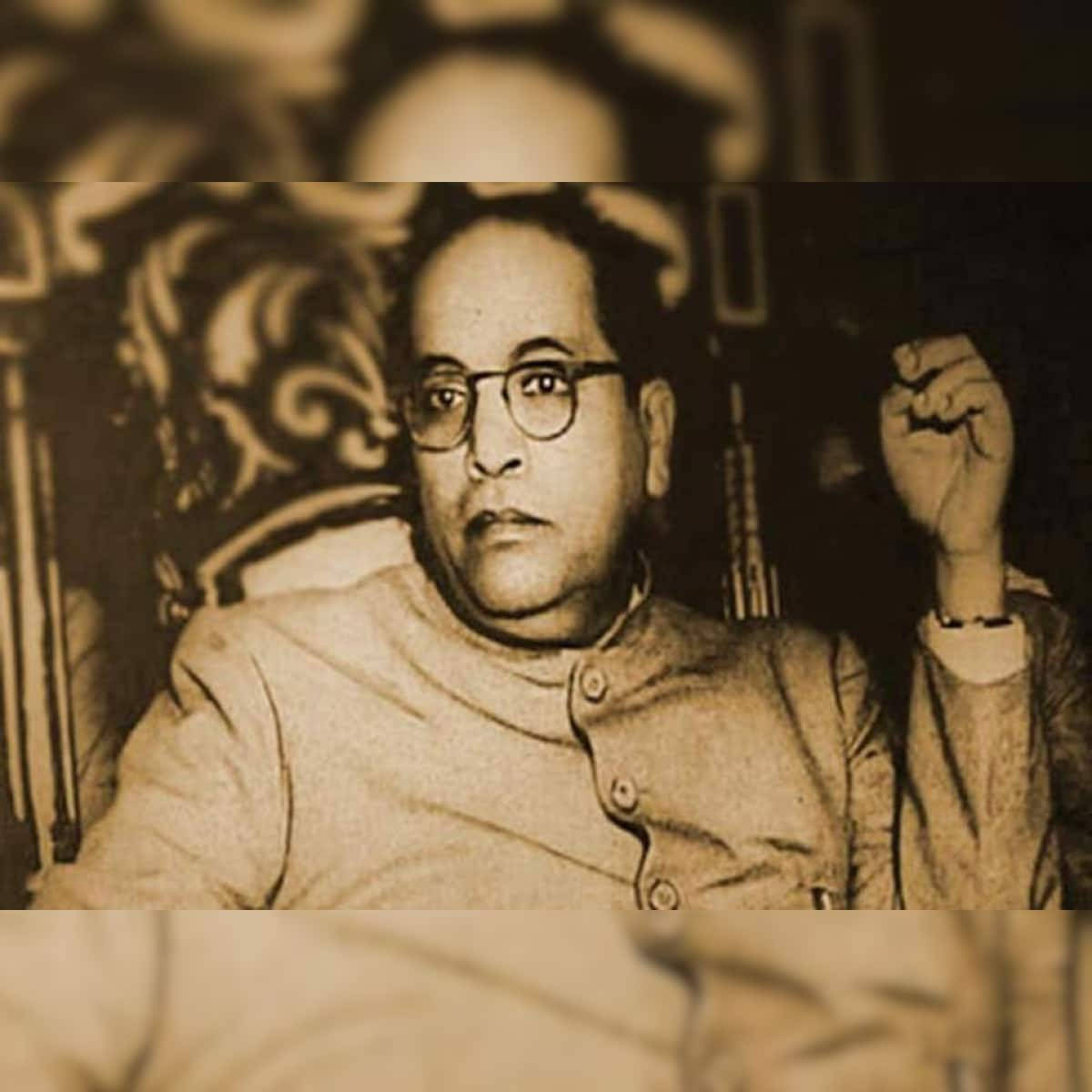 Dr Babasaheb Ambedkar 桌布 壁紙 — 一張棕褐色調的肖像，一名戴眼鏡、握拳的男子坐在華麗的椅子上。