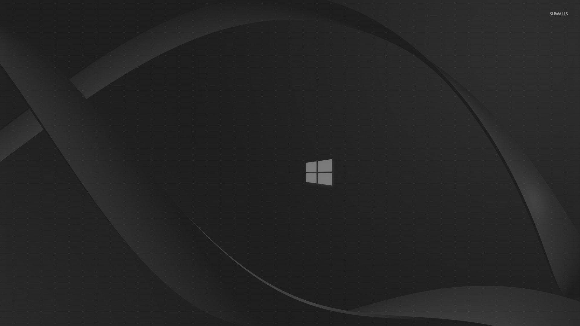 黑色 Windows 10 桌布 壁紙 — 一張極簡深灰色抽象桌布，中央有一個微妙的Windows標誌，周圍環繞著流暢的曲線形狀。