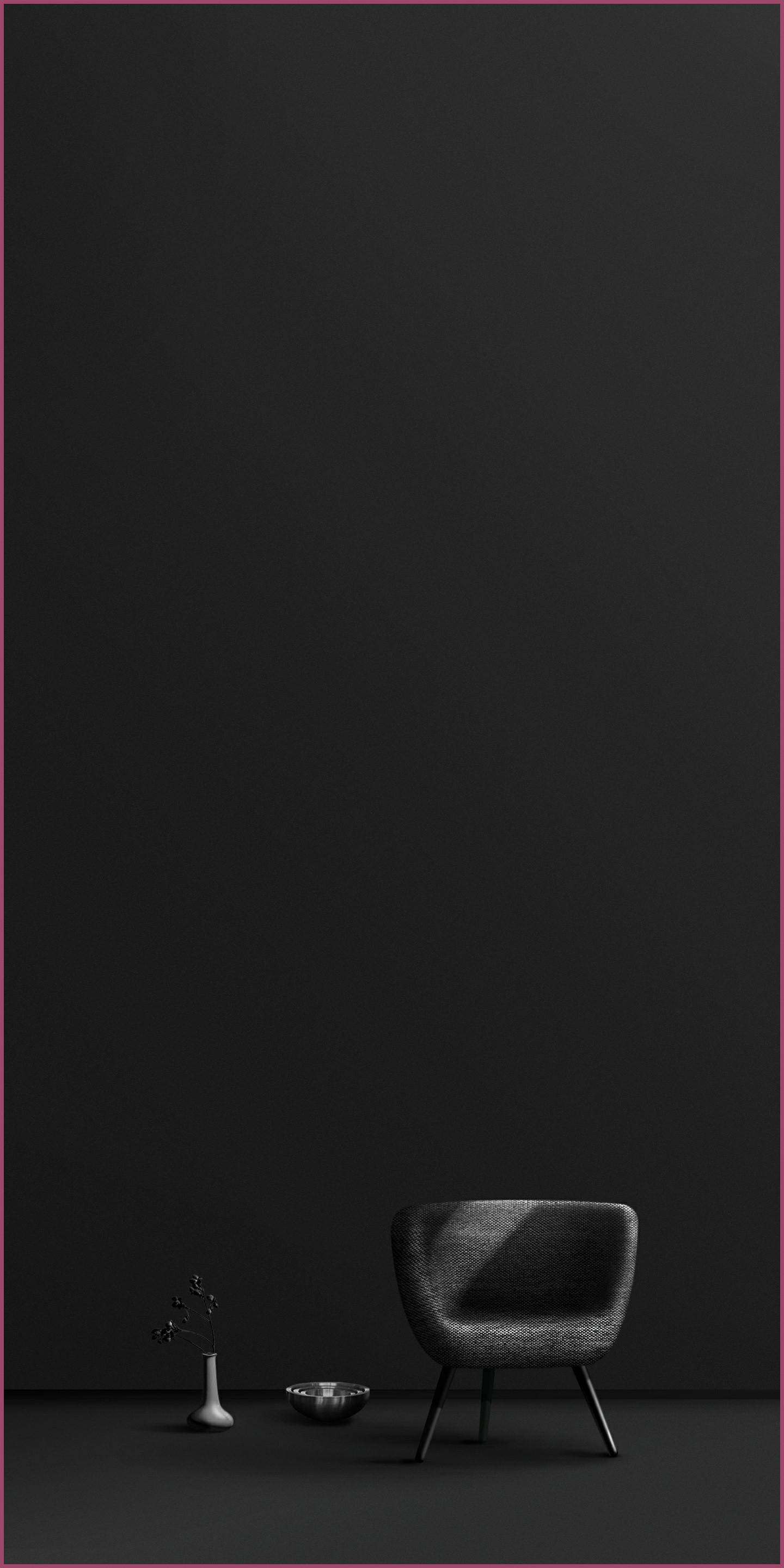 Pure Black 桌布 壁紙 — 一張極簡現代椅子獨自放在漆黑的房間裡，旁邊有花瓶和碗，在柔和的方向性燈光下。