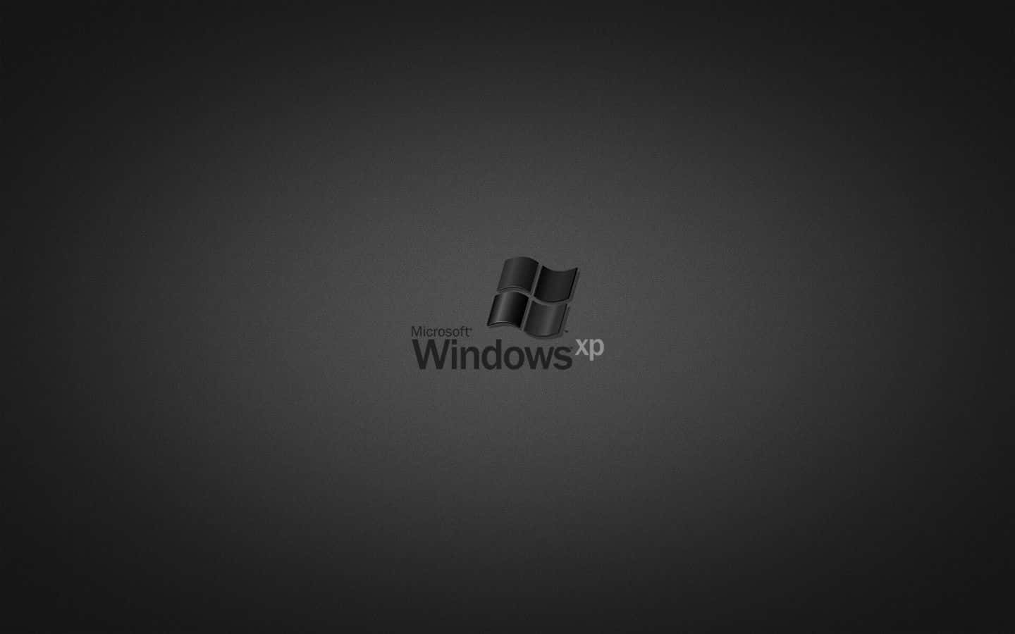 Black Windows 桌布 壁紙 — 一張極簡風格的深灰色漸層桌布，中央放置 Microsoft Windows XP 標誌，帶有微妙的金屬光澤。