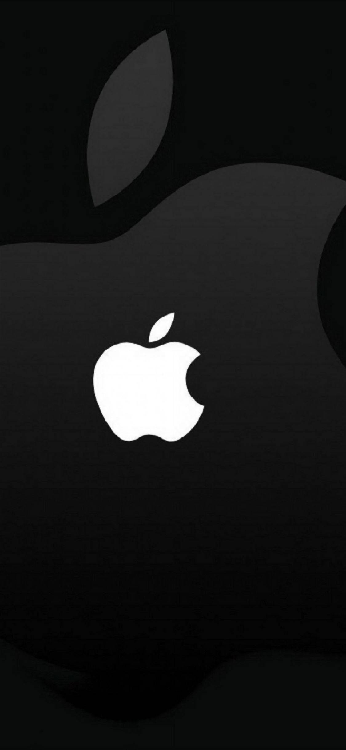 black apple iPhone 桌布 壁紙 — 一張極簡黑色桌布，中央有一個發光的白色Apple標誌，背景為微妙的深色紋理。