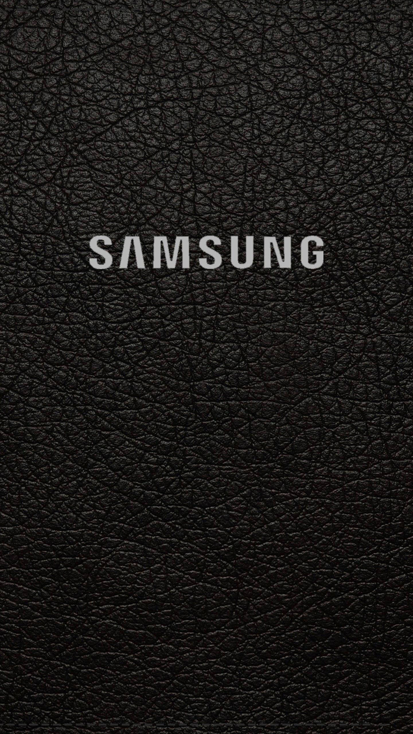 Samsung Mobile 桌布 壁紙 — 一張極簡黑色皮革紋理桌布，中央帶有白色三星標誌。