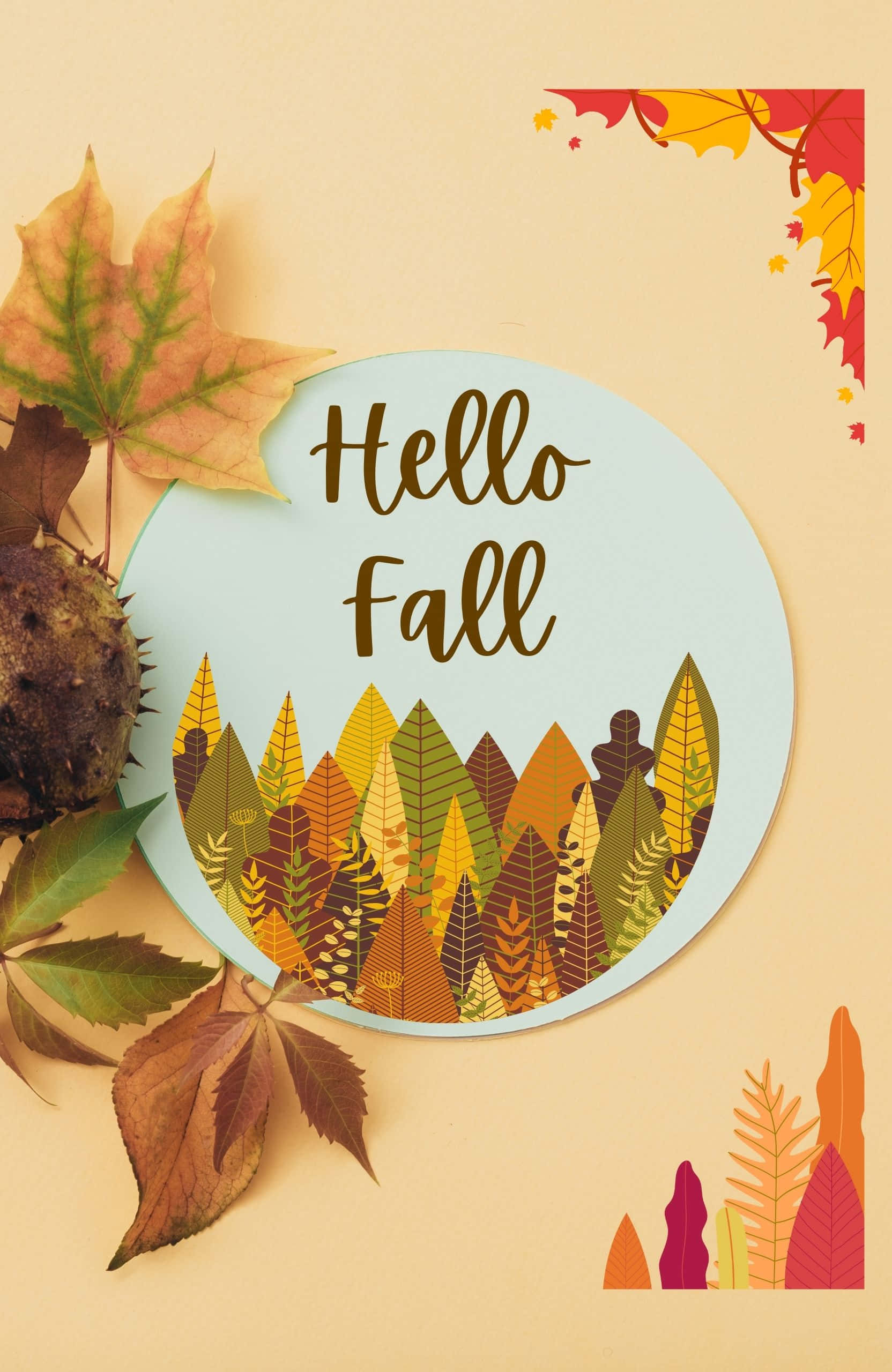 Best Fall 桌布 壁紙 — 一張歡快的秋季賀卡，帶有「Hello Fall」文字，周圍環繞著色彩繽紛的插圖和真實樹葉，背景為溫暖的米色。