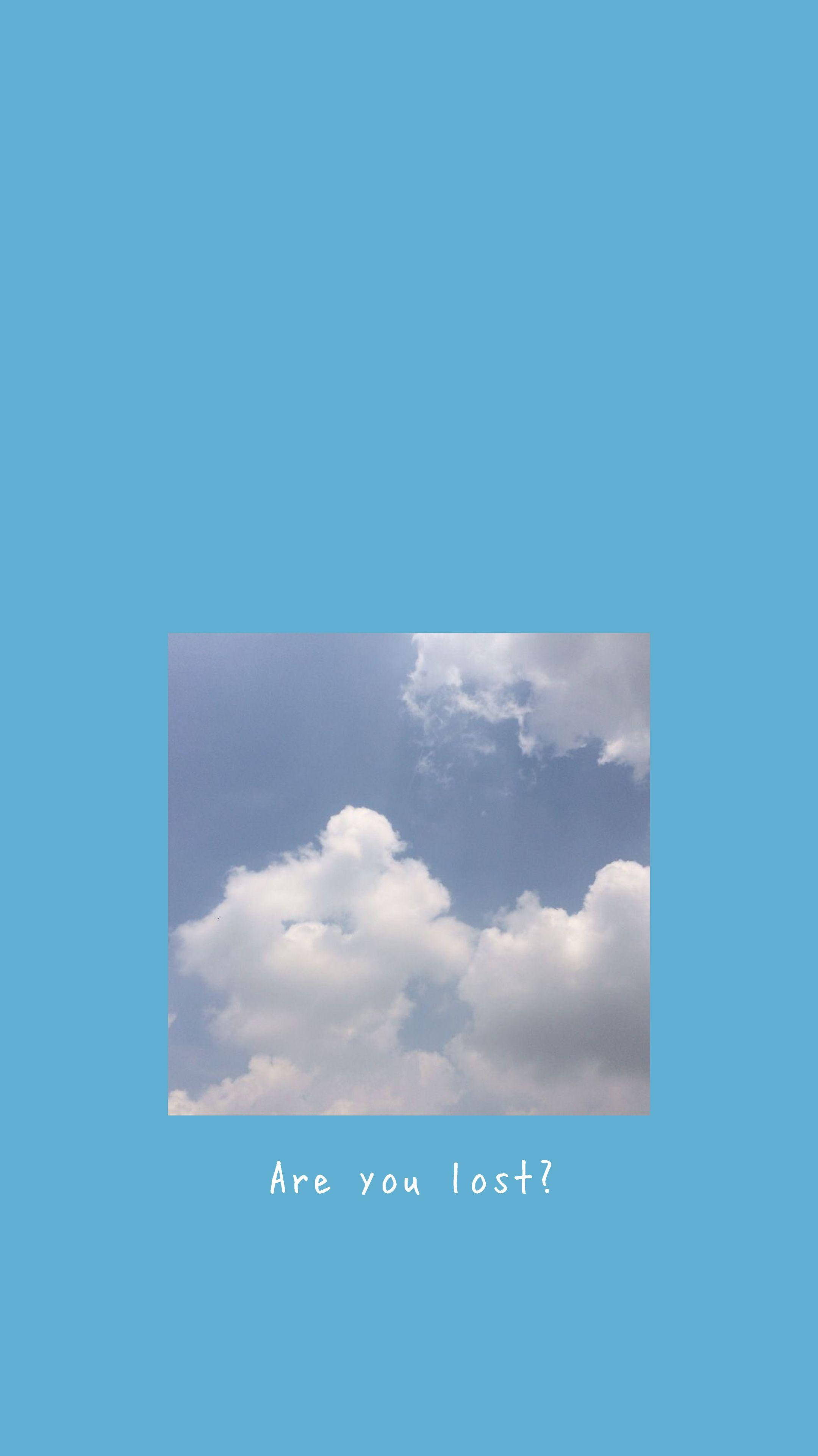 Aesthetic Blue 桌布 壁紙 — 一張正方形照片，拍攝的是淡藍色天空中的蓬鬆白雲，居中放置在純青色背景上，並附有文字詢問你是否迷路了。