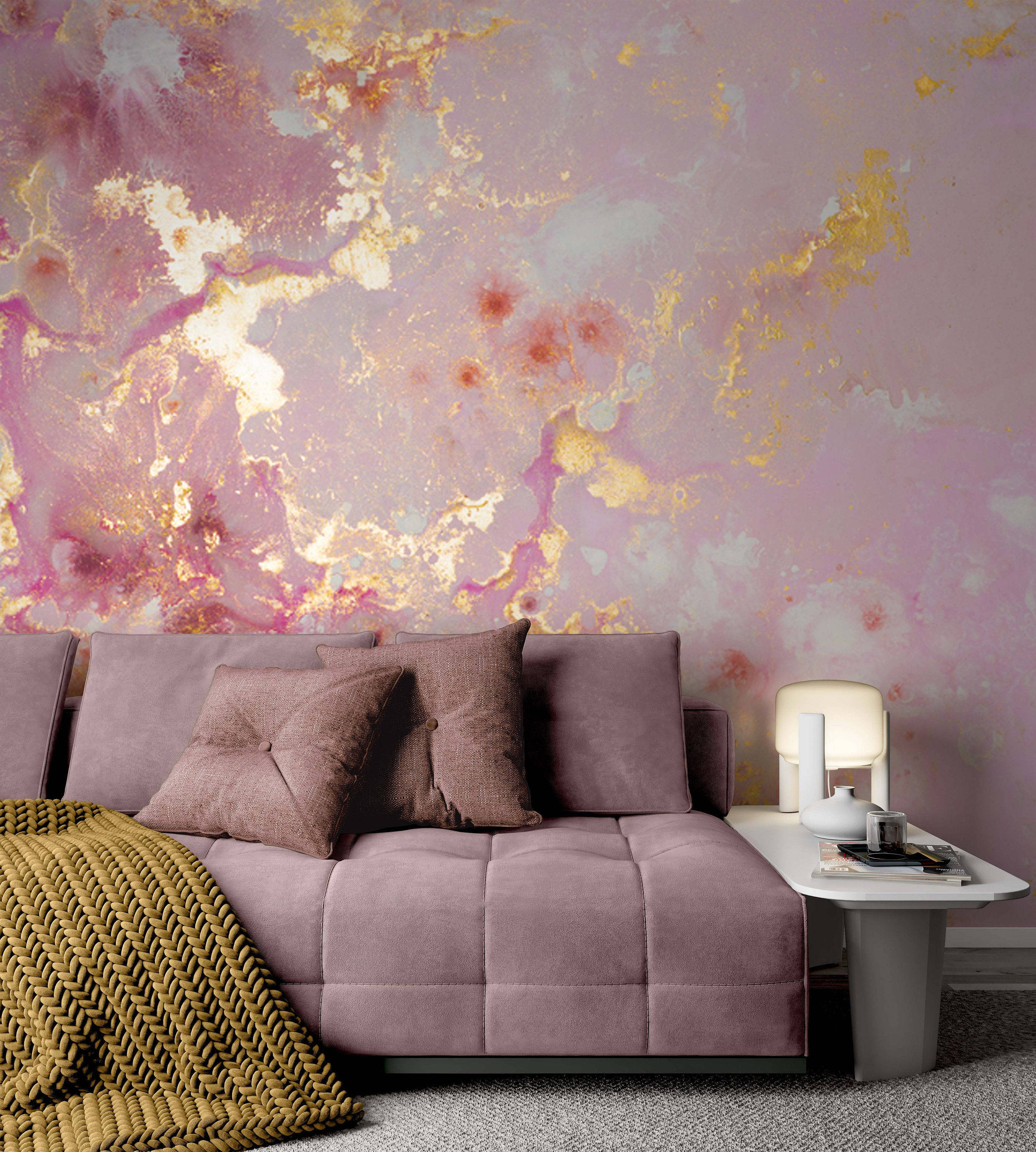 Pink Marble 桌布 壁紙 — 一張毛絨的紫紅色沙發位於現代客廳中充滿活力的粉紅、金色和白色抽象壁紙下方。