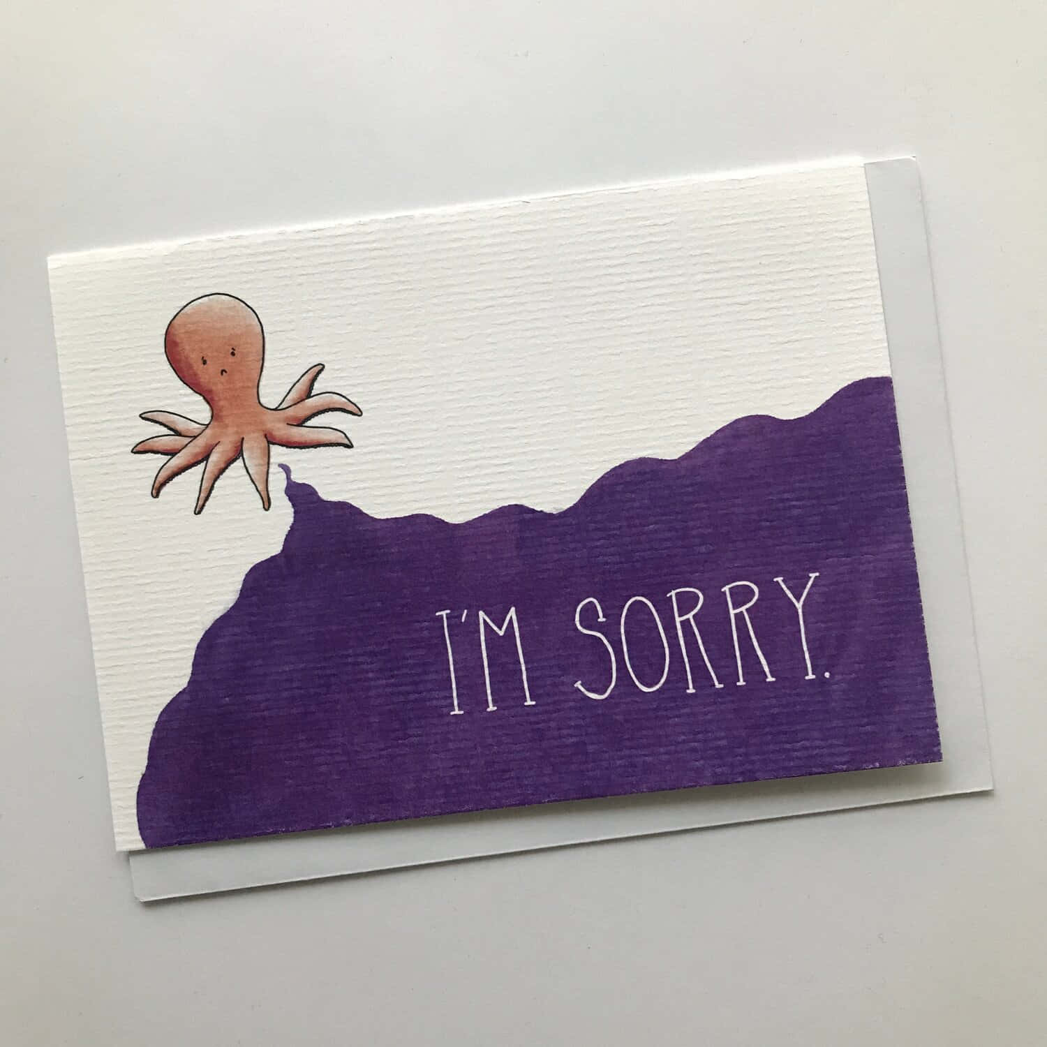 Im Sorry 桌布 壁紙 — 一張水彩卡上，一隻可愛的粉紅色章魚從紫色波浪上探出頭來，上面寫著「對不起」。