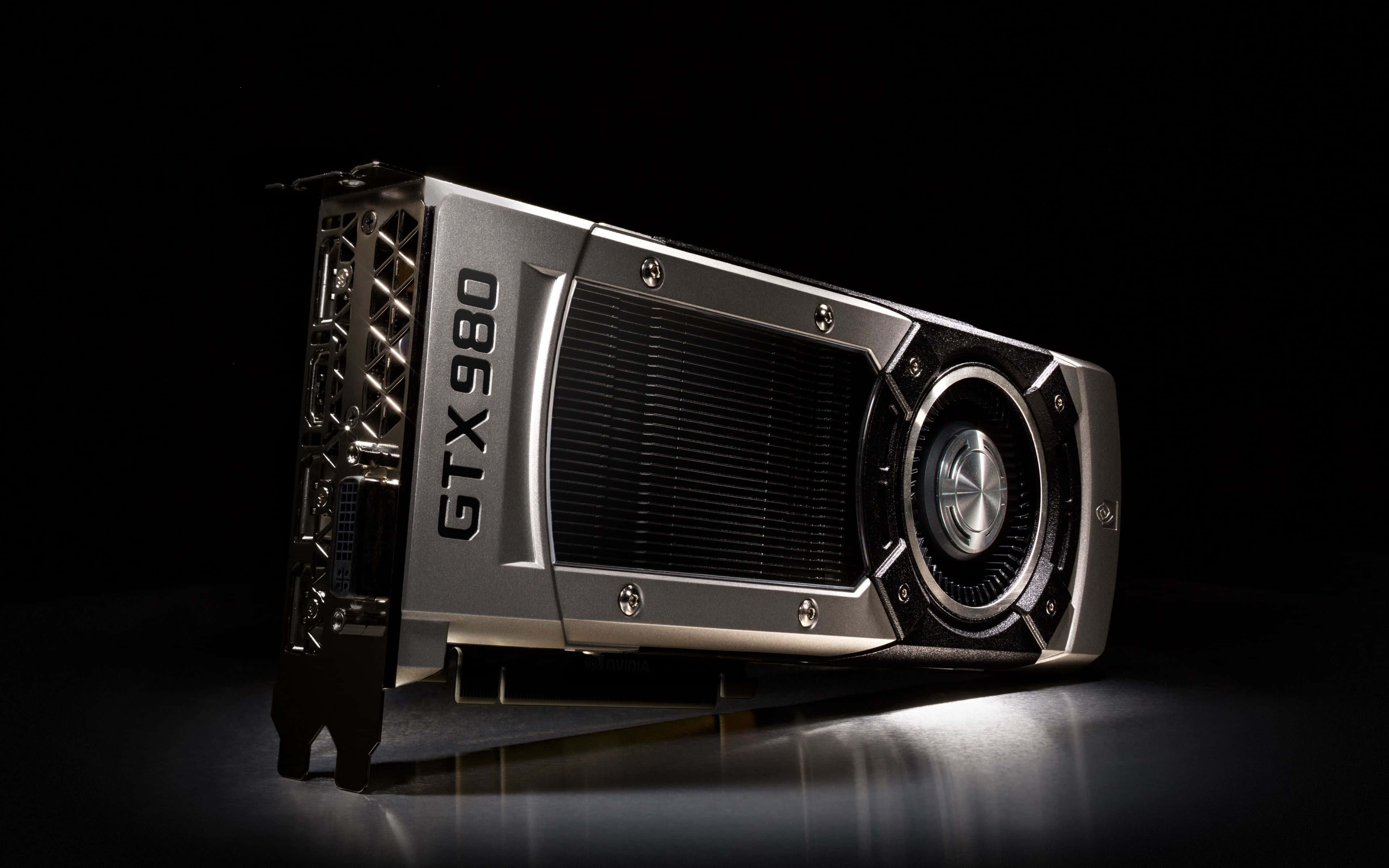 Nvidia 4K UHD 桌布 壁紙 — 一張流線型銀色GTX 980顯示卡，在戲劇性工作室燈光下傾斜放置在反光的黑色表面上。