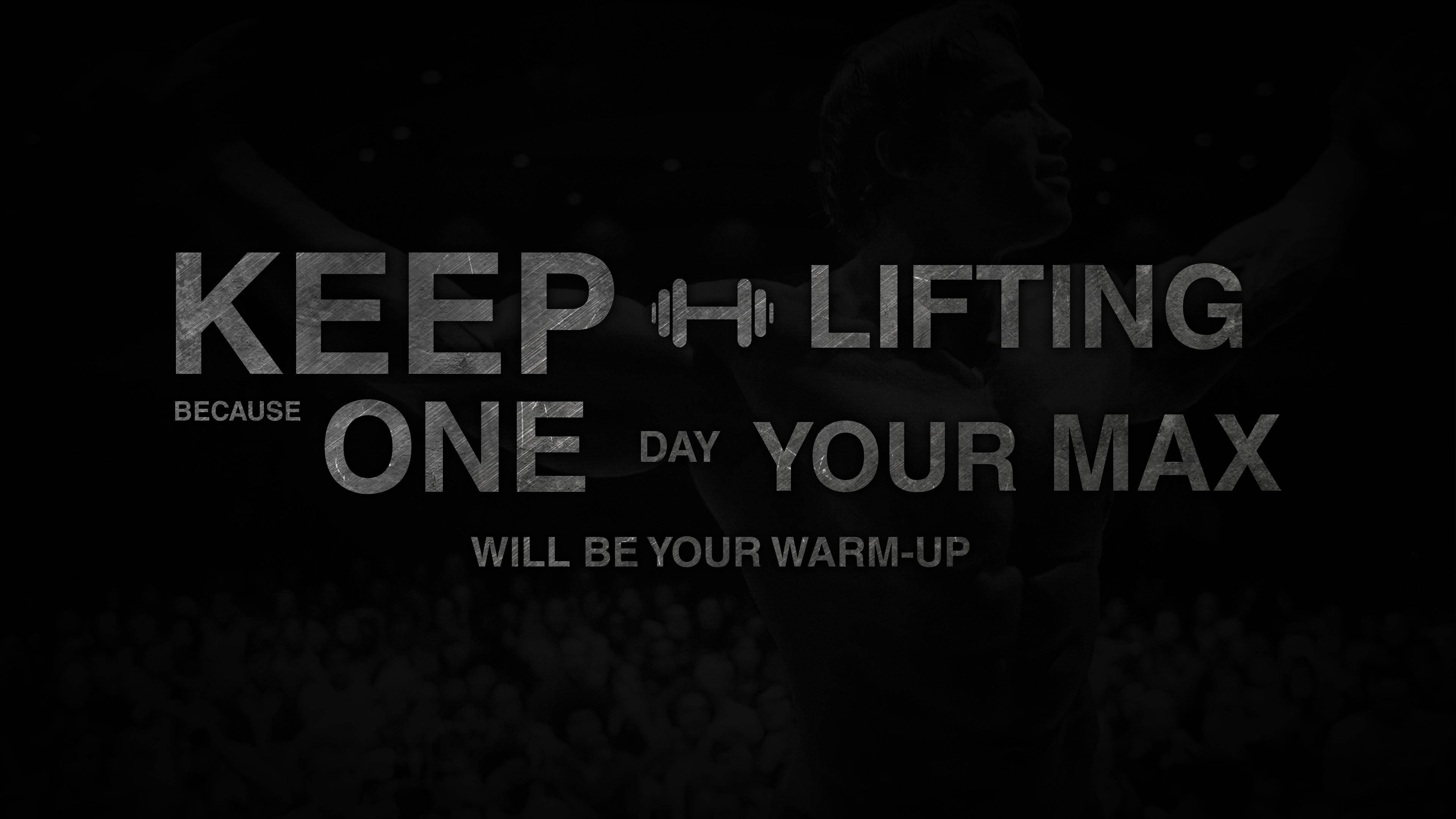 桌布 壁紙 — 一張深色勵志健身海報，粗體文字寫著「KEEP LIFTING BECAUSE ONE DAY YOUR MAX WILL BE YOUR WARM-UP」，背景是舉重運動員的模糊剪影。