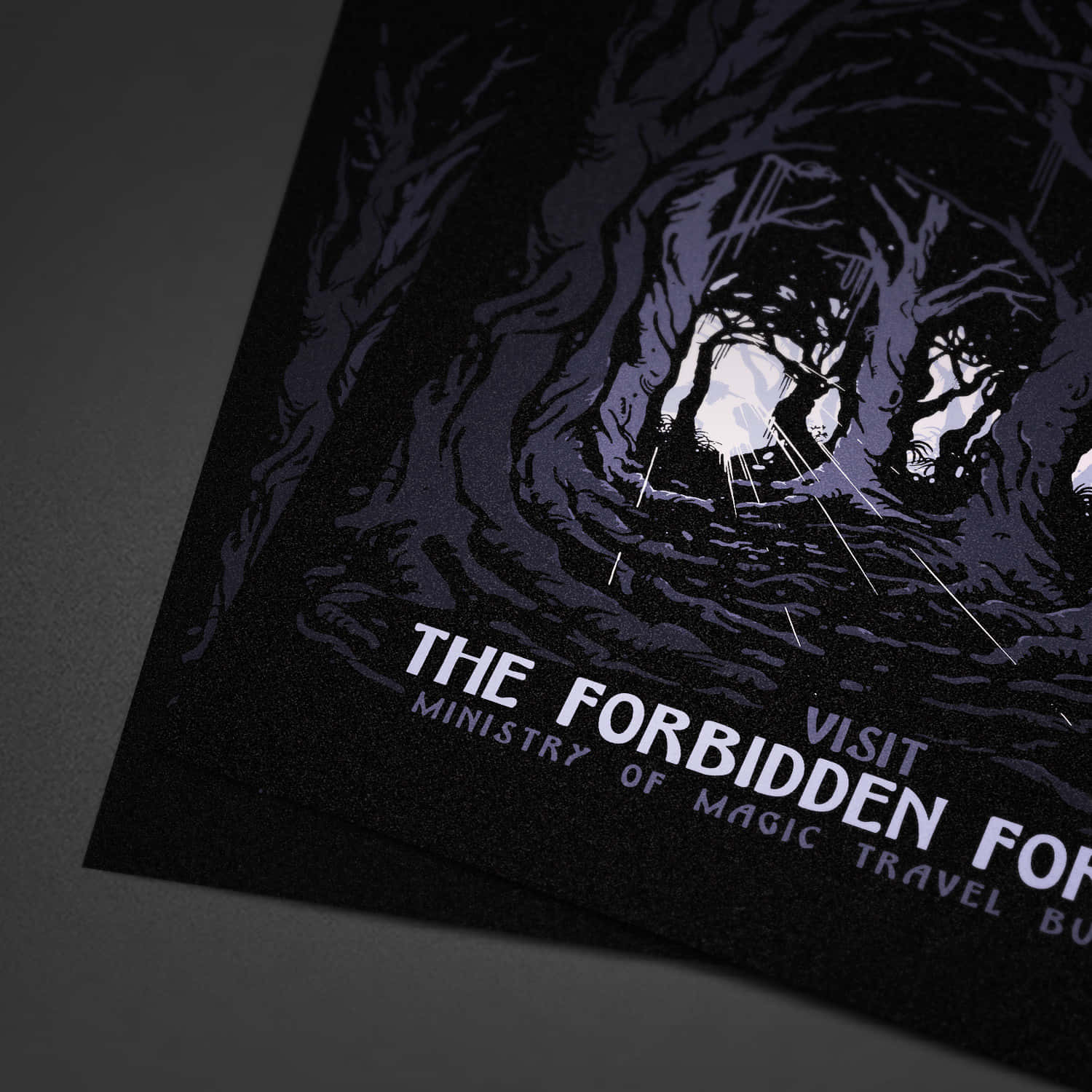 The Forbidden Forest 桌布 壁紙 — 一張深色插圖海報描繪了一條神秘的隧道，盡頭有發光的光，文字寫著「禁忌森林」。