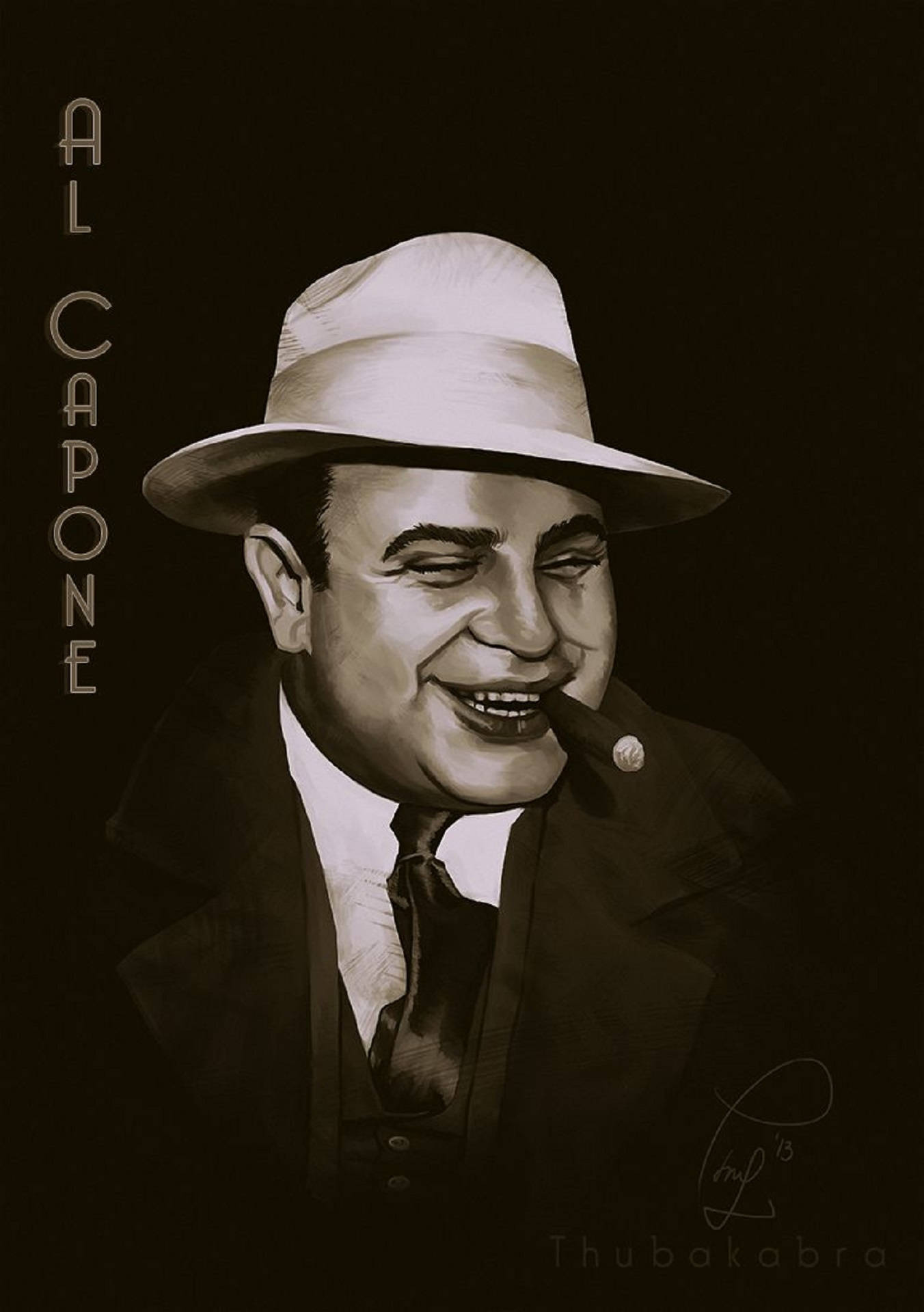 Capone 桌布 壁紙 — 一張深色背景下的艾爾·卡彭（Al Capone）戴著軟呢帽、穿著西裝、嘴裡叼著雪茄微笑的棕褐色調肖像。