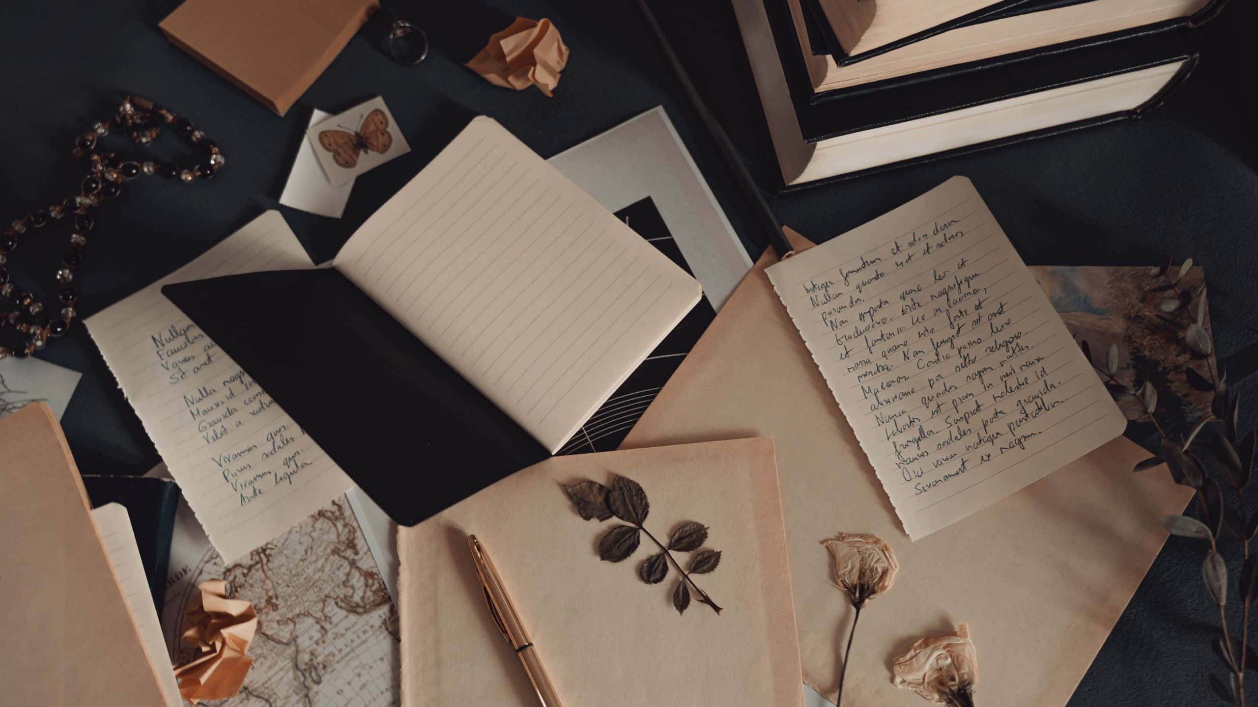 復古美學 桌布 壁紙 — 一張深藍綠色書桌的俯視圖，桌上散落著手寫筆記、書籍、乾燥花和一支金色筆，營造出舒適的創意工作空間。