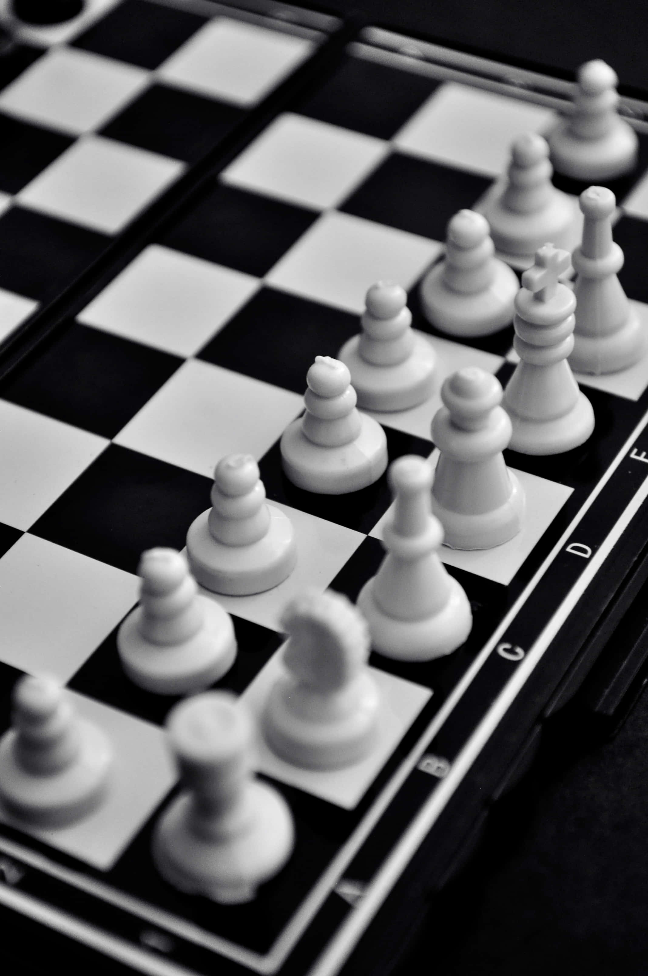 Black And White Chess 桌布 壁紙 — 一張淺景深棋盤上西洋棋棋子的黑白特寫照片。