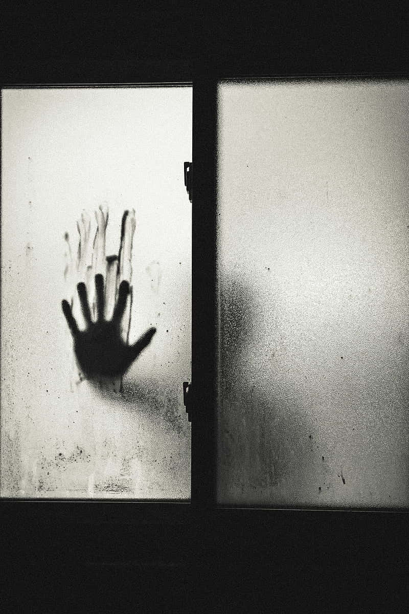 Scary Black And White 桌布 壁紙 — 一張清晰的黑白照片顯示一個手印抹在帶有深色邊框的磨砂玻璃窗上。