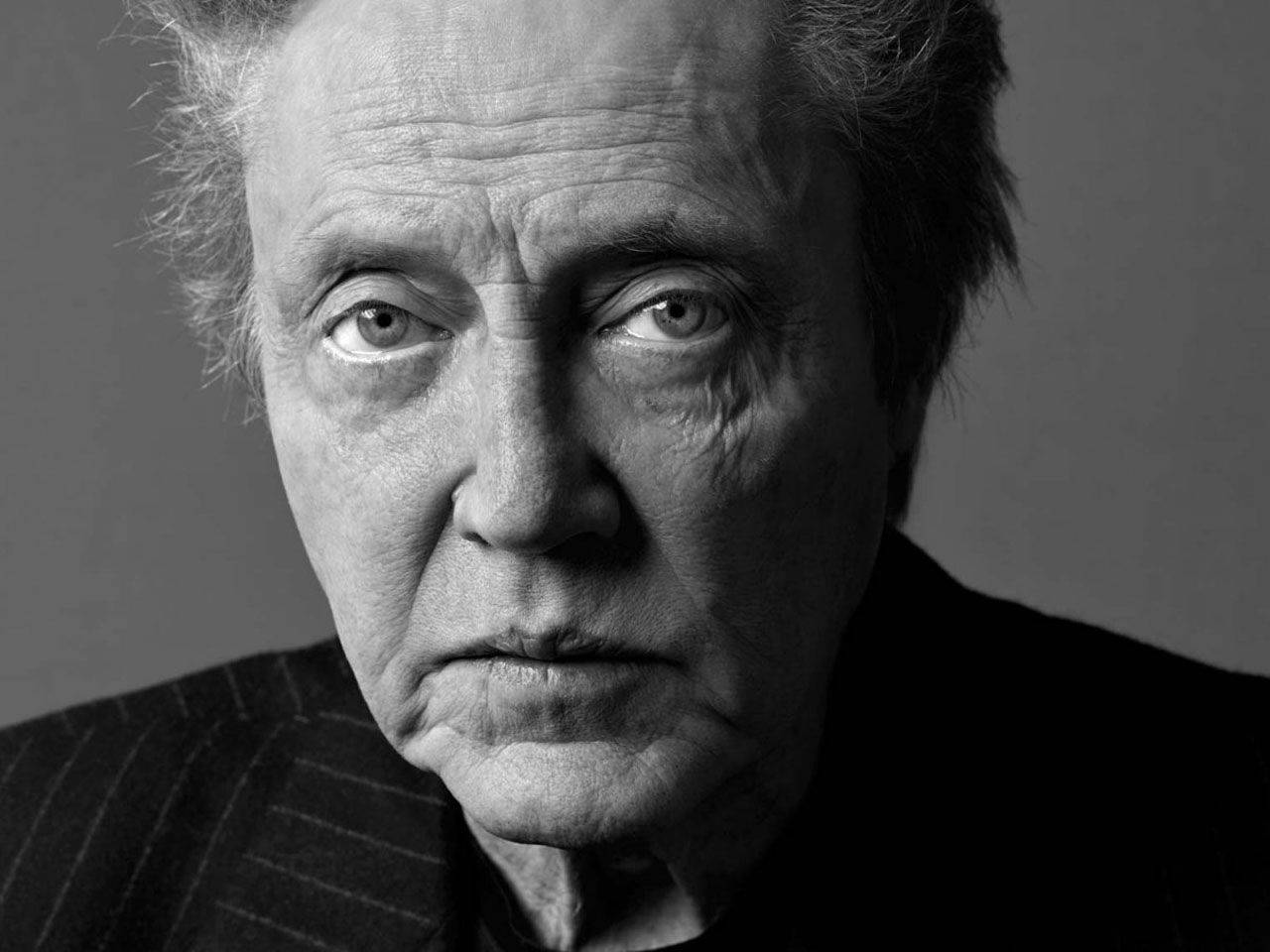 Celebrity 桌布 壁紙 — 一張清晰的黑白特寫肖像，捕捉一位眼神銳利、滿臉皺紋的長者直視觀眾。