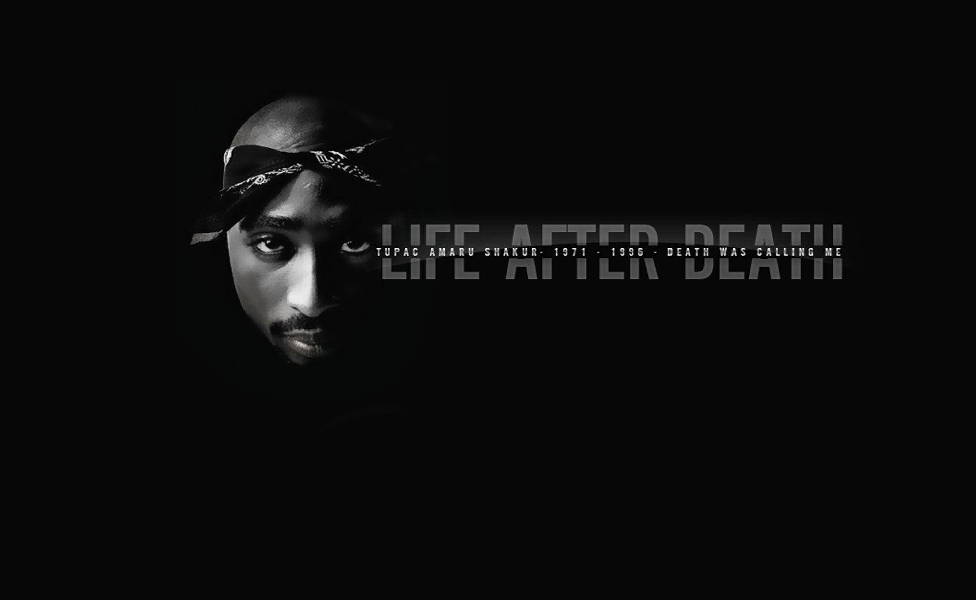 tupac 桌布 壁紙 — 一張清晰的黑白肖像，Tupac Shakur 帶著強烈的目光和頭巾，背景為深色，並有粗體文字疊加。