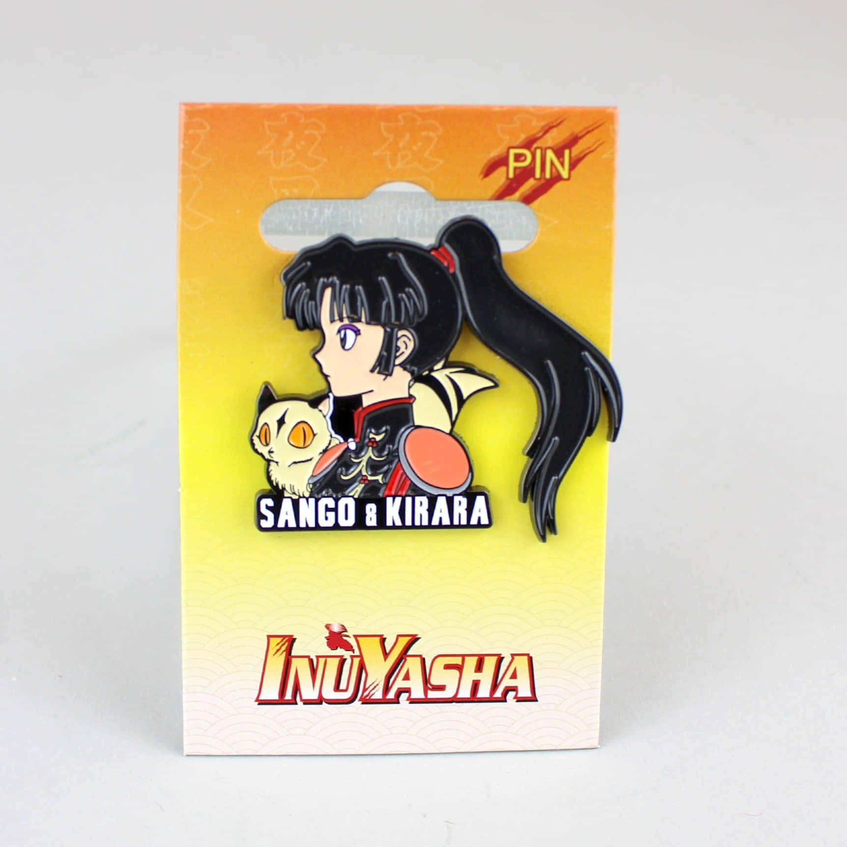 Inuyasha Nekomata 桌布 壁紙 — 一張漸層黃色卡片上，帶有犬夜叉品牌標誌的珊瑚與她的貓咪雲母的鮮豔動畫徽章。