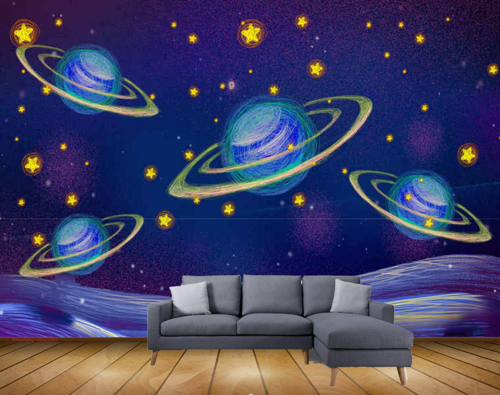 太陽系 桌布 壁紙 — 一張灰色組合沙發放在一幅充滿活力的宇宙壁紙前，壁紙上有手繪的藍色行星、光環和發光的黃色星星，背景是深紫色。