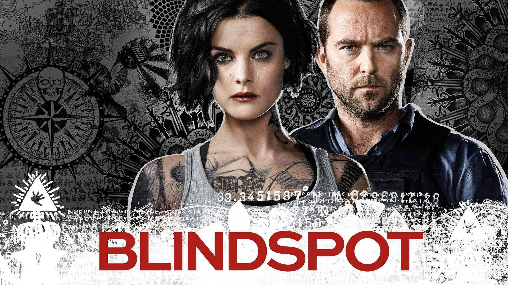 Celebrity 桌布 壁紙 — 一張為《Blindspot》設計的粗獷宣傳海報，展示一名紋身女子和男子，背景是複雜的符號和紅色標題。
