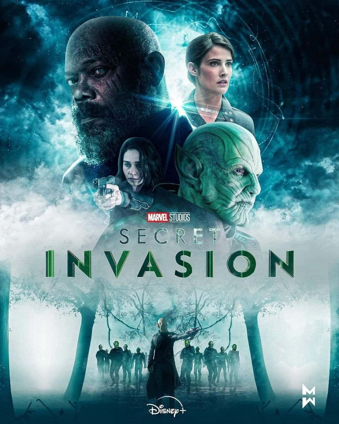 Secret Invasion 桌布 壁紙 — 一張為《秘密入侵》製作的戲劇性Marvel Studios海報，展示一名光頭男子、一名眼睛發光的女子、一名綠色皮膚的外星人，以及一群在迷霧森林中、宇宙天空下的人物。