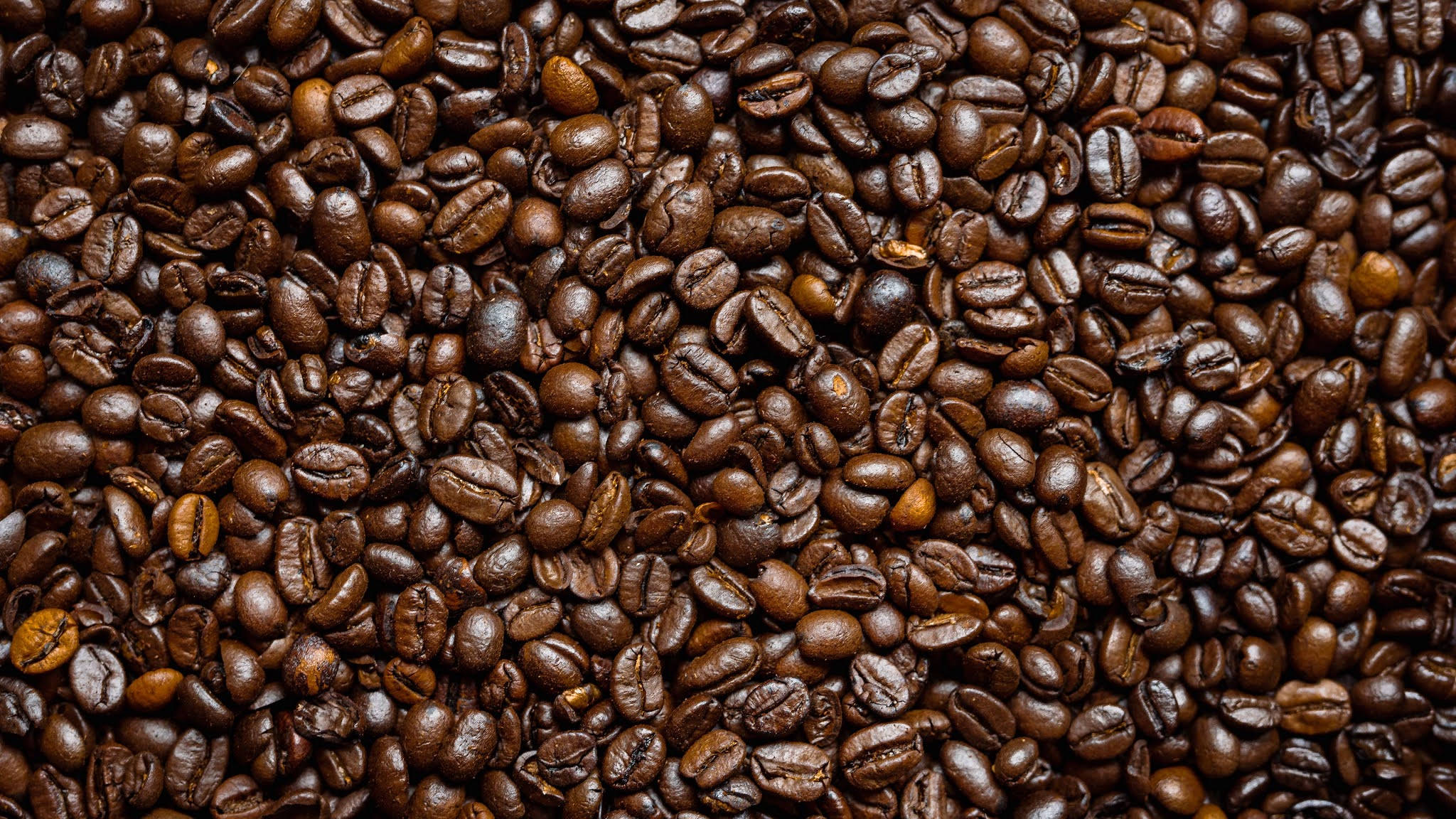 beans 桌布 壁紙 — 一張烘焙咖啡豆的特寫照片，帶有豐富的棕色色調和紋理表面。