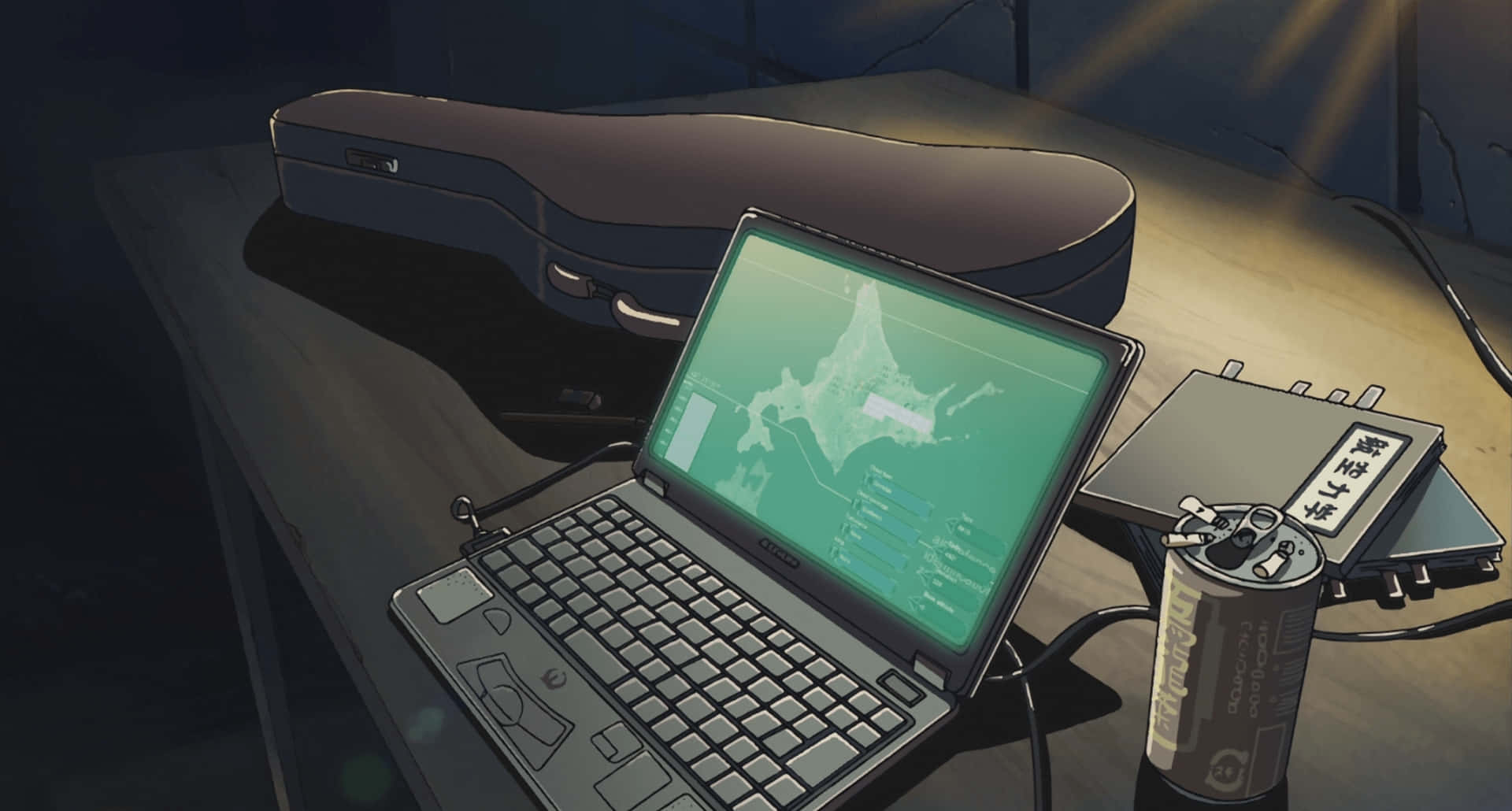Best Laptop 桌布 壁紙 — 一張燈光昏暗的桌子上放著一台顯示綠色地圖的筆記型電腦，旁邊有一個小提琴盒和電子設備，在溫暖的聚光燈下。