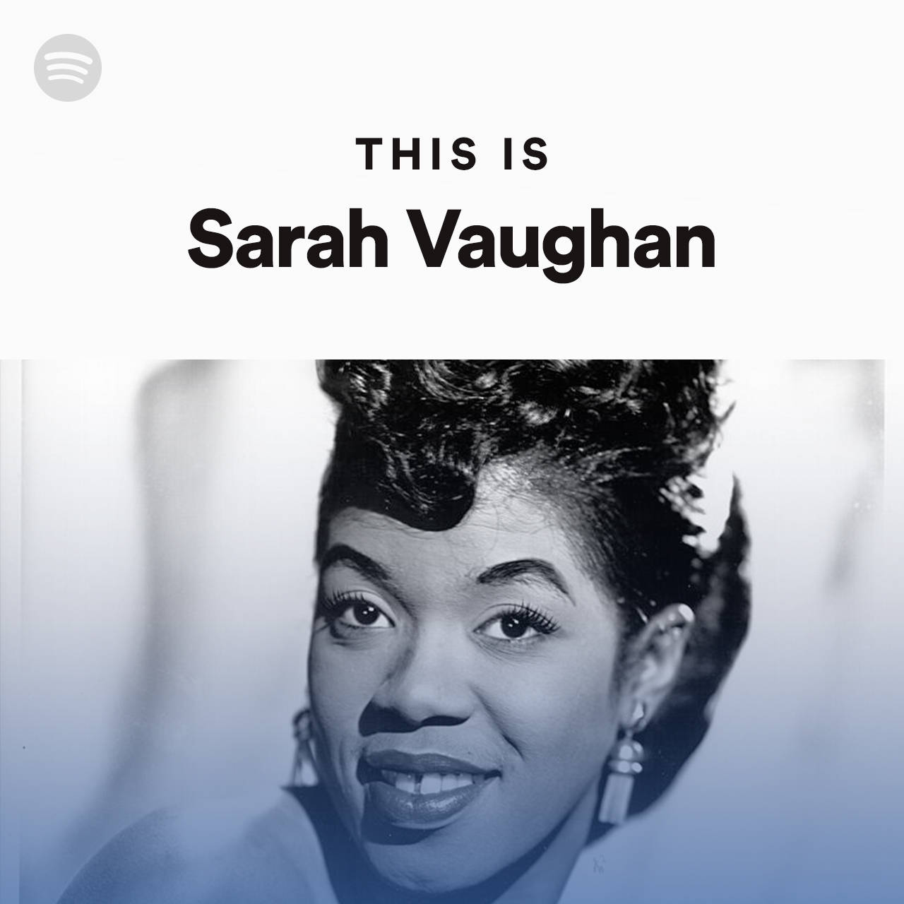 Smile 桌布 壁紙 — 一張爵士歌手Sarah Vaughan的復古黑白肖像，她帶著溫暖的笑容，頭髮造型時尚，戴著垂墜耳環。