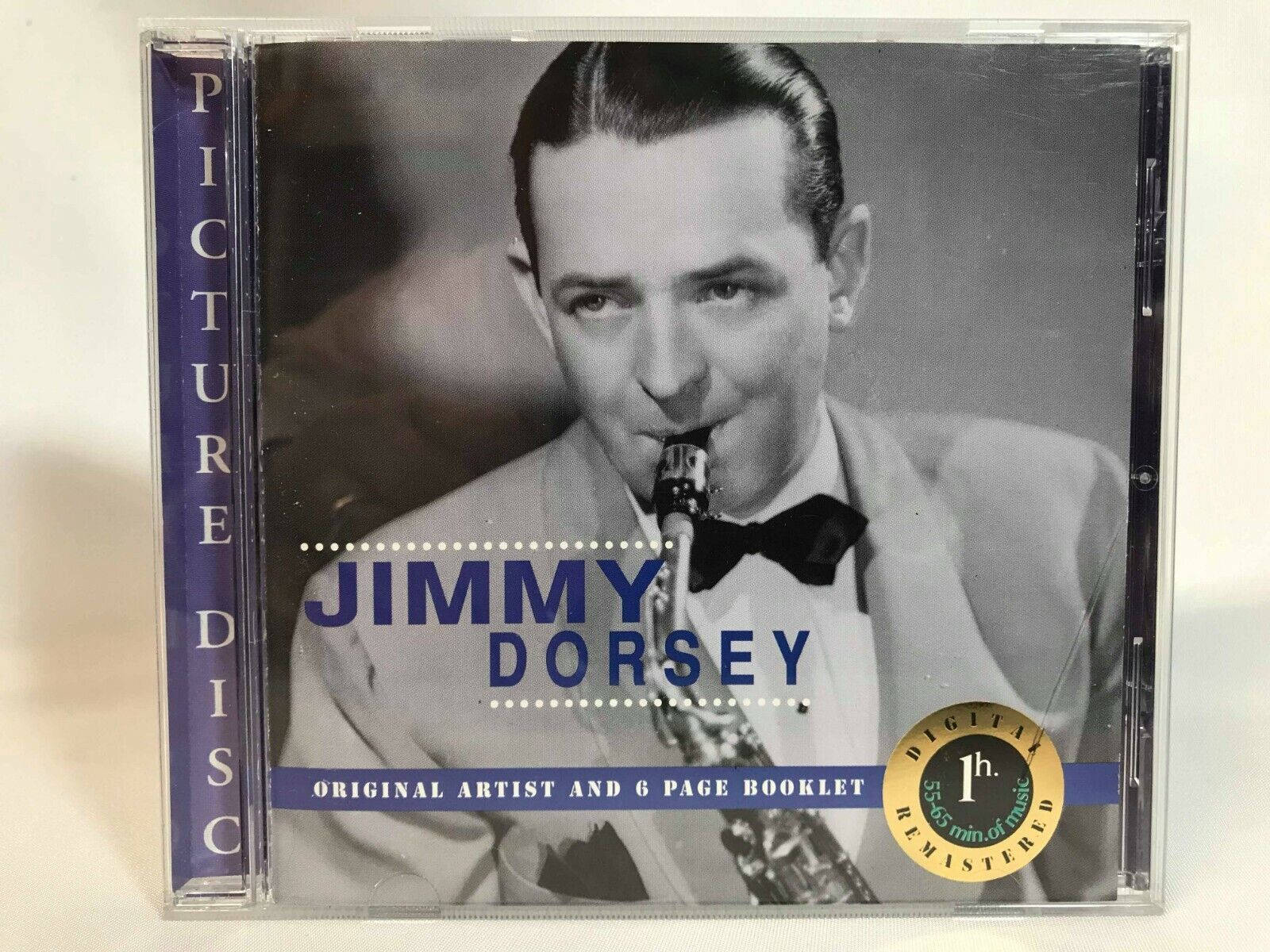 Singer 桌布 壁紙 — 一張爵士音樂家Jimmy Dorsey在Picture Disc CD封面上吹奏薩克斯風的復古黑白肖像。