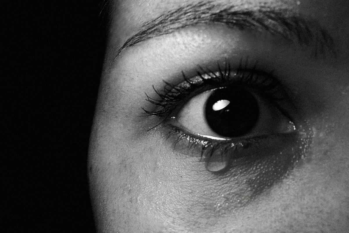 女孩 桌布 壁紙 — 一張特寫黑白照片，顯示人類眼睛，淚水順著臉頰流下，背景為深色。