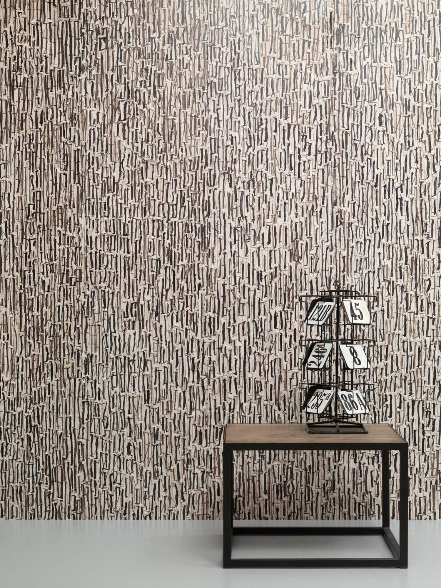 Interior Design 桌布 壁紙 — 一張現代木桌搭配黑色金屬框架，上面放著一個鐵絲架，架上有復古車牌，背景是帶有紋理的米色和灰色抽象壁紙。