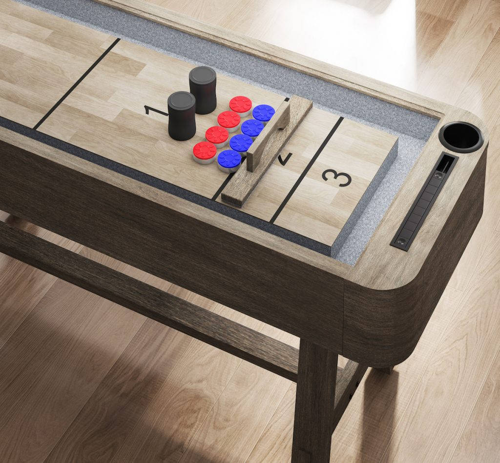 game 桌布 壁紙 — 一張現代木製沙狐球桌，上面有紅色和藍色冰球以及黑色冰球，放在淺色木地板上。