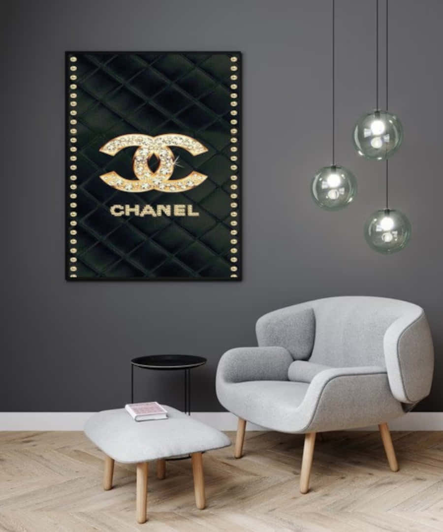 Chanel 桌布 壁紙 — 一張現代灰色扶手椅位於華麗的Chanel標誌藝術品下方，飾有水晶和金色邊飾。