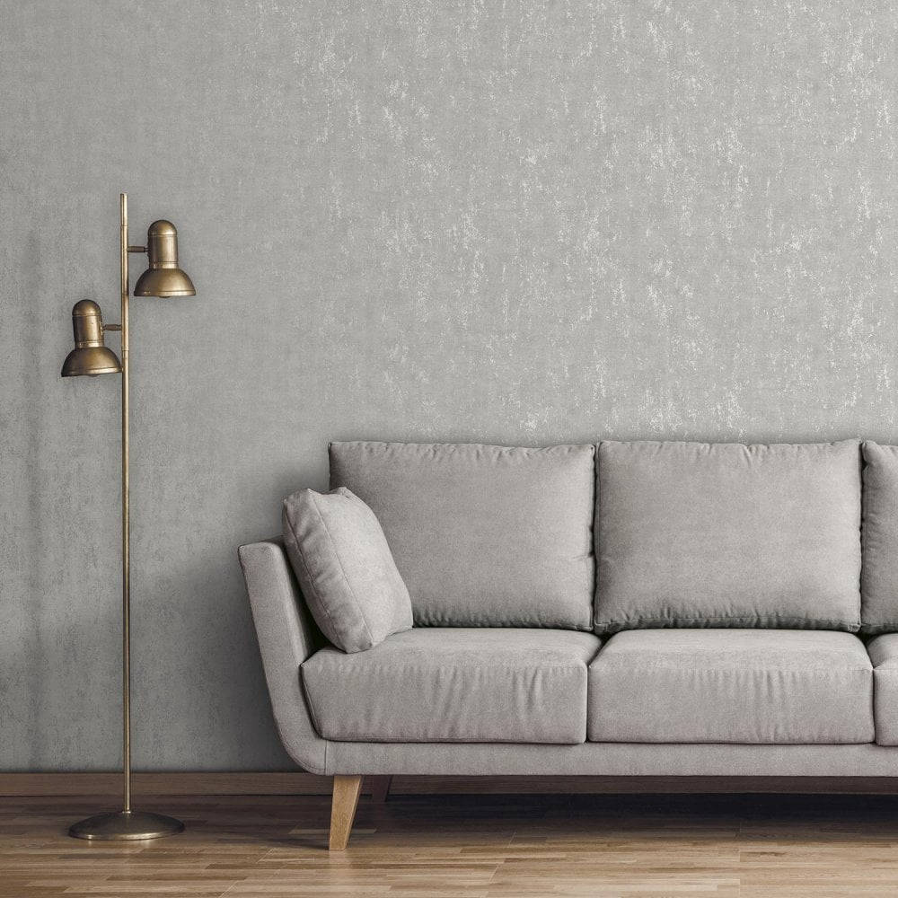 Interior Design 桌布 壁紙 — 一張現代灰色木腿沙發放在黃銅落地燈旁邊，背景是帶紋理的灰色牆壁，營造出極簡主義的客廳。